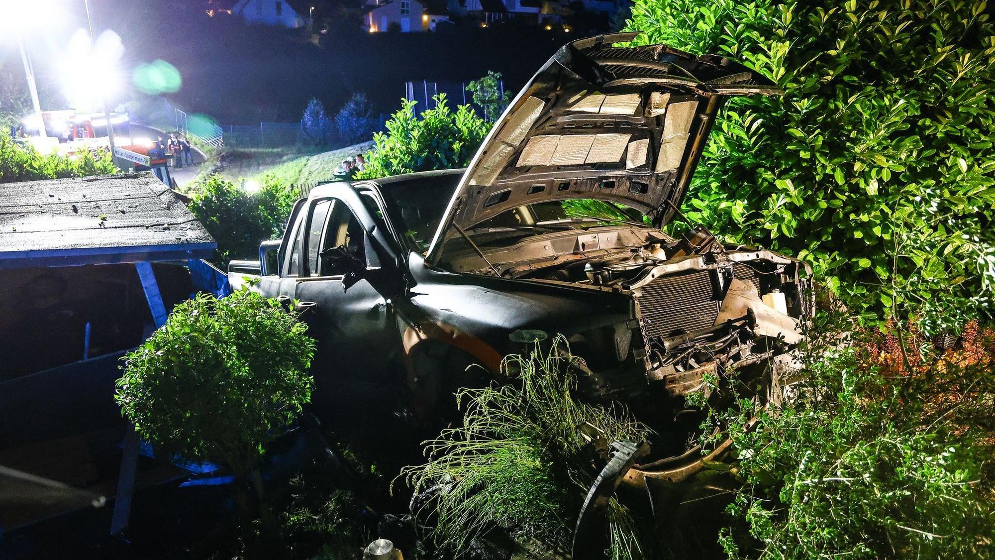 Kurz darauf fand die Polizei das Auto wieder – in einem Vorgarten gegen eine Hauswand gefahren.