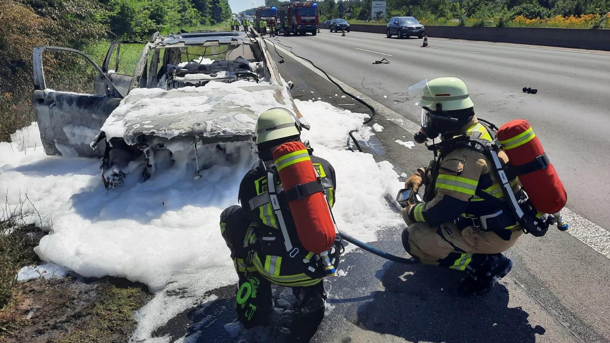 Der Wagen brannte vollständig aus. Die Feuerwehr verhinderte, dass die Flammen auf die Böschung neben dem Seitenstreifen übergingen.