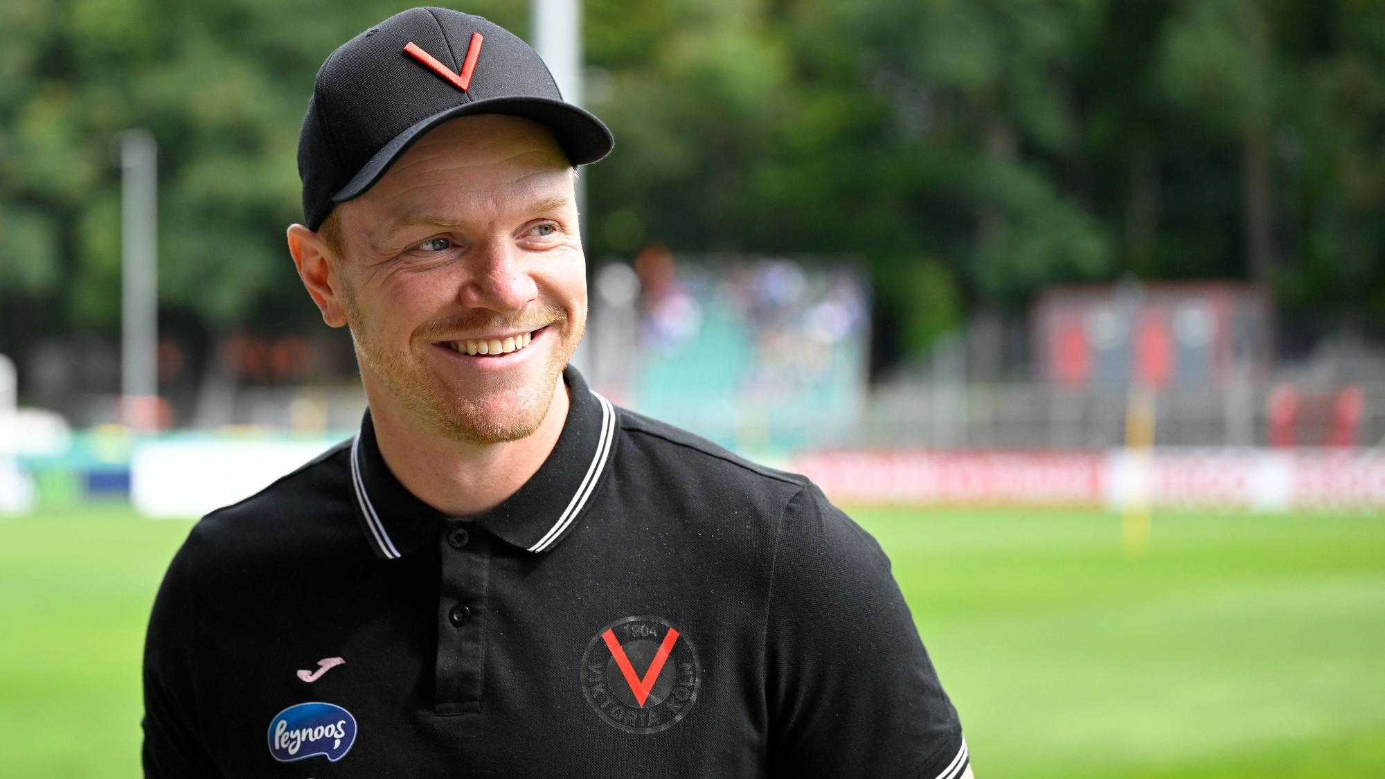 Koeln, Sportpark Hoehenberg, 17.08.25, GER, Herren, DFB-Pokal, 1.Runde, Saison 2025-2026, FC Viktoria Koeln - SC Paderborn 07 Bild: Trainer Wilhelm MARIAN Viktoria Only for editorial use DFB regulations prohibit any use of photographs as image sequences and/or quasi-video. Nordrhein-Westfalen Deutschland *** Koeln, Sportpark Hoehenberg, 17 08 25, GER, Herren, DFB Pokal, 1 Runde, Saison 2025 2026, FC Viktoria Koeln SC Paderborn 07 Bild Trainer Wilhelm MARIAN Viktoria Only for editorial use DFB regulations prohibit any use of photographs as image sequences and or quasi video Nordrhein Westfalen Germany