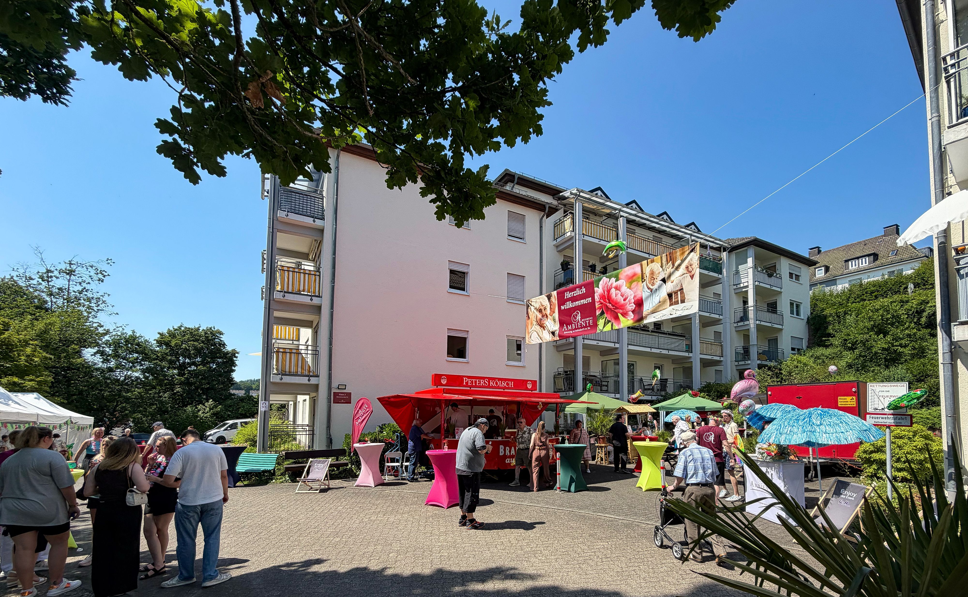 Beim Sommerfest des Pflegeheims an der Gummersbacher Brückenstraße hatten Bewohnerinnen und Bewohner sowie deren viele Fragen an den Betreiber.
