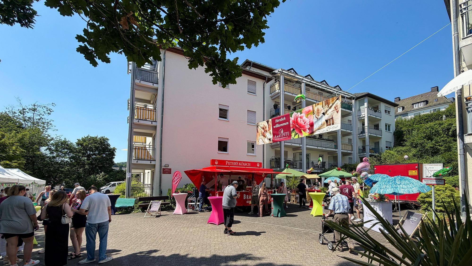 Beim Sommerfest des Pflegeheims an der Gummersbacher Brückenstraße hatten Bewohnerinnen und Bewohner sowie deren viele Fragen an den Betreiber.
