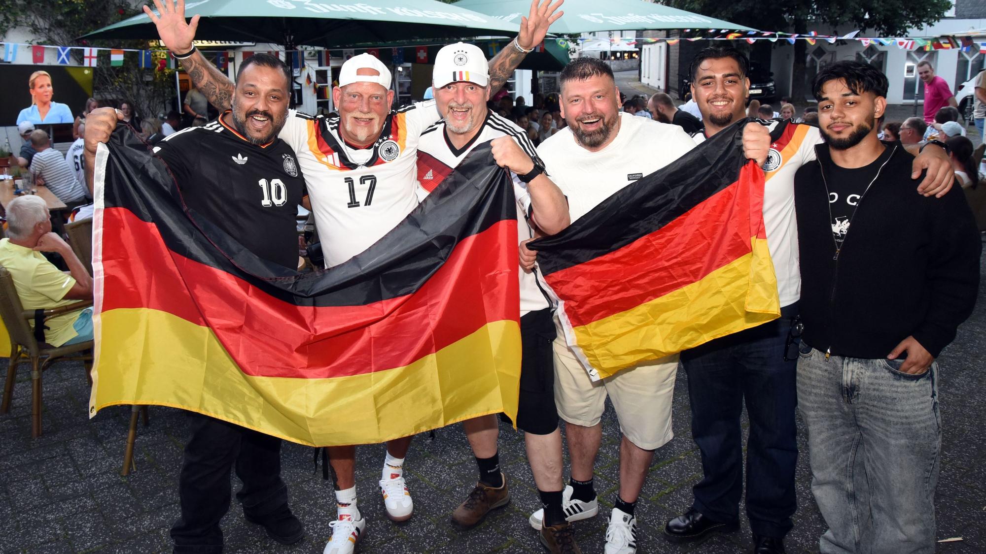 Mit Freunden sahen Osman Göhan (links) und Frank Lux (Zweiter von links) das Spiel gegen die Elfenbeinküste in der Gummersbacher Kultkneipe „Baumhof“.