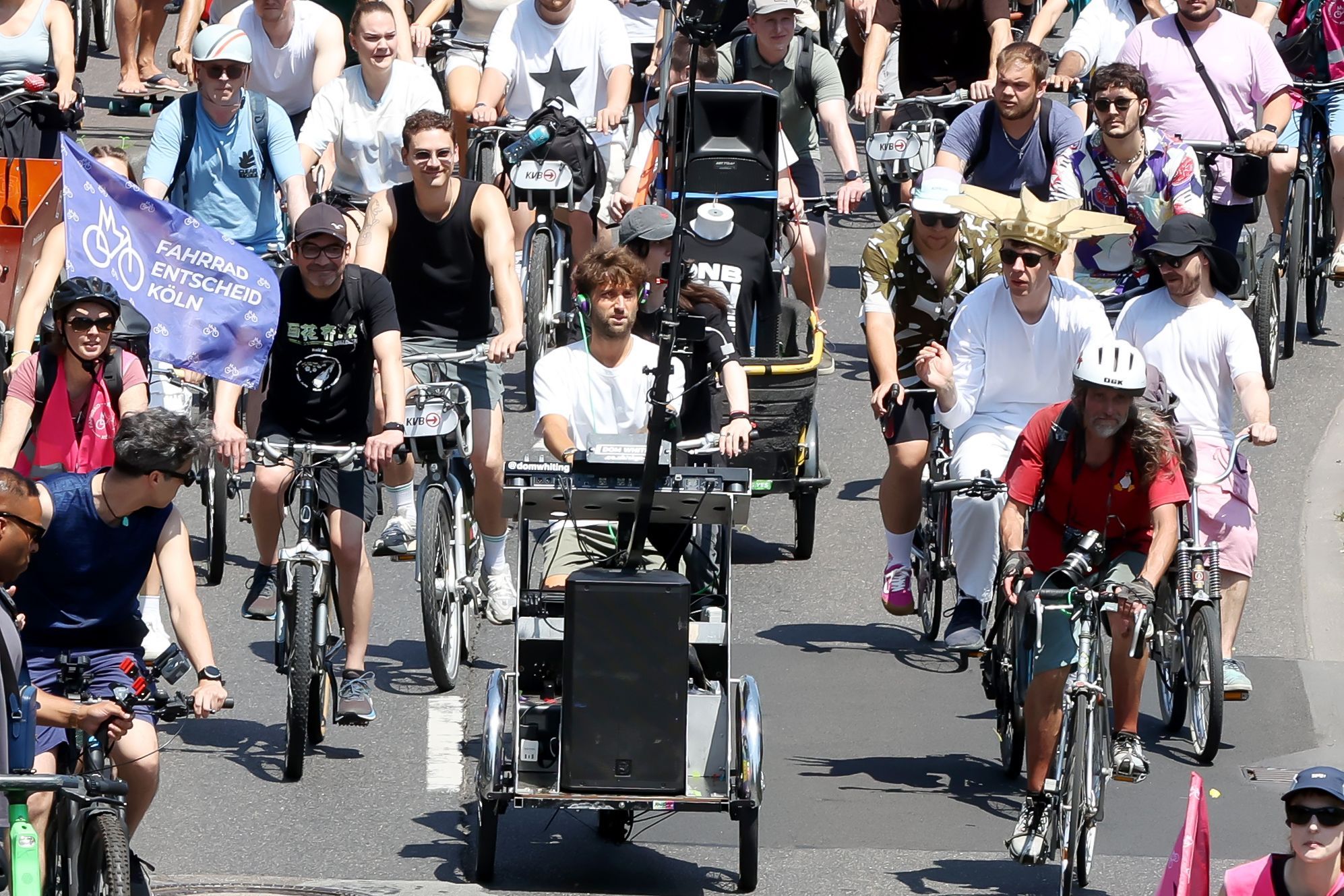 DJ Dom Whiting beim Fahrrad-Rave in Köln.