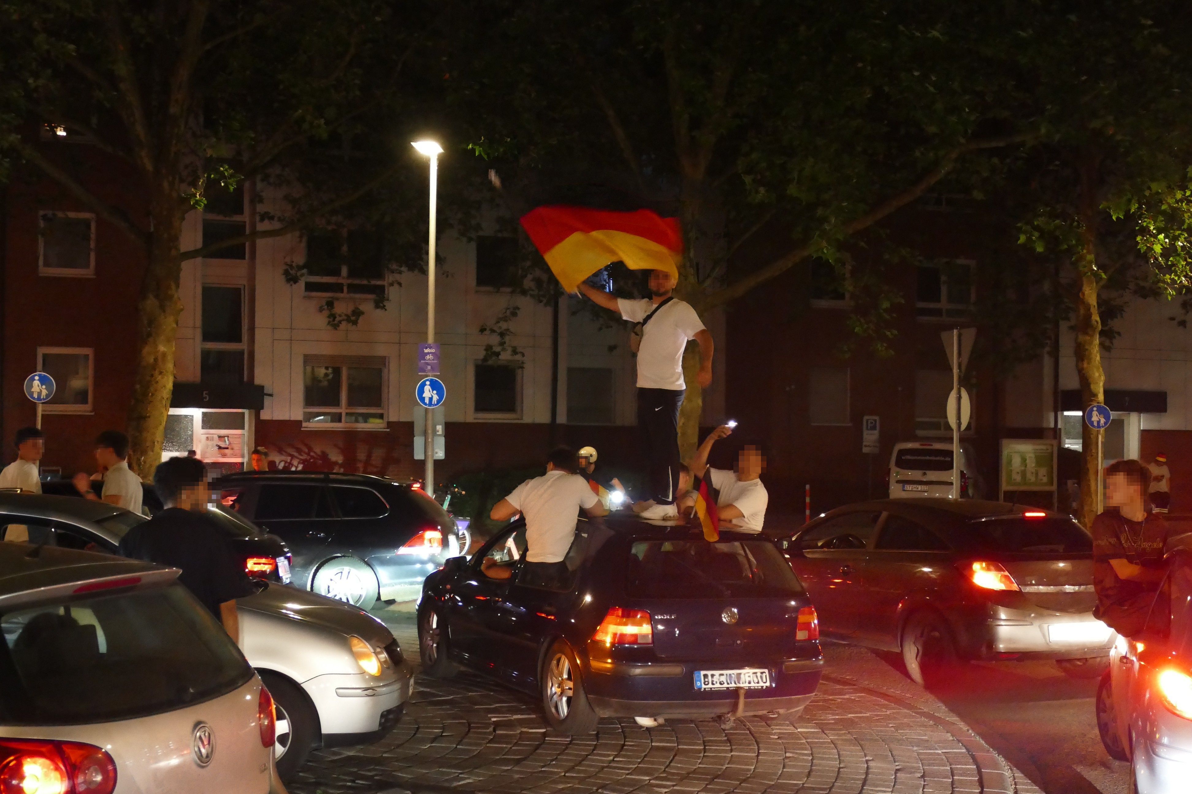 Feiernde Deutschland-Fans in der Siegburger Innenstadt.