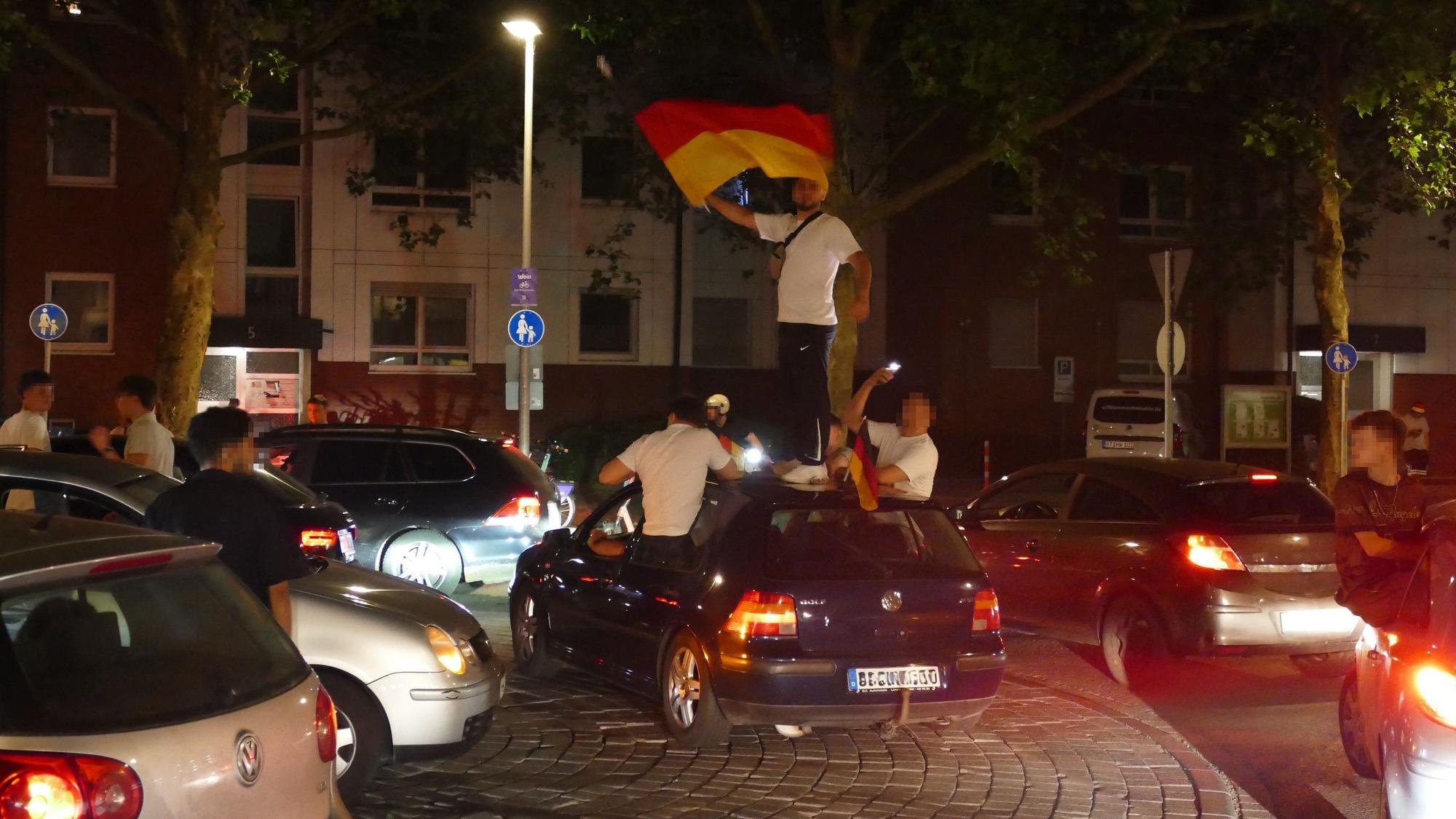 Feiernde Deutschland-Fans in der Siegburger Innenstadt.