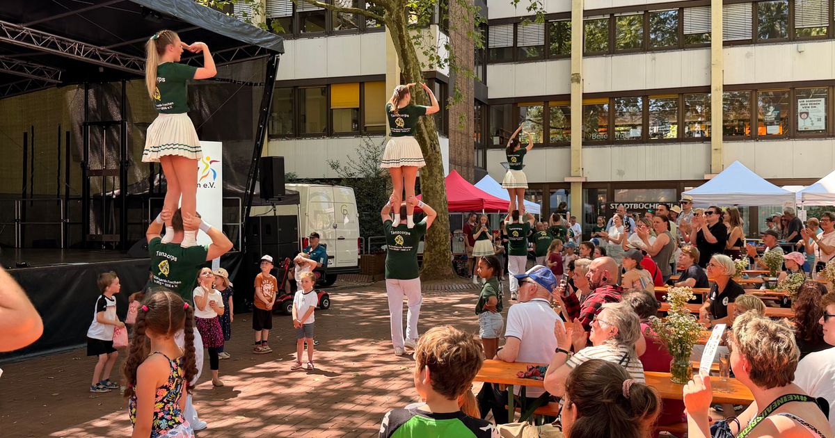 Vereine-pr-sentieren-Angebote-Frechen-feiert-die-Vielfalt-des-Sports-auf-dem-Rathausplatz