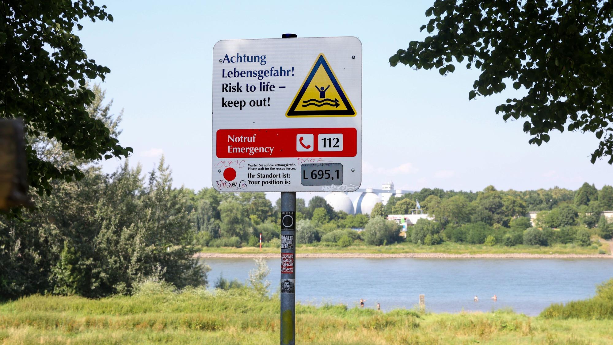Hinweise auf drohende Lebensgefahr im Rhein halten viele Menschen nicht davon ab, trotzdem im Fluss schwimmen zu gehen.