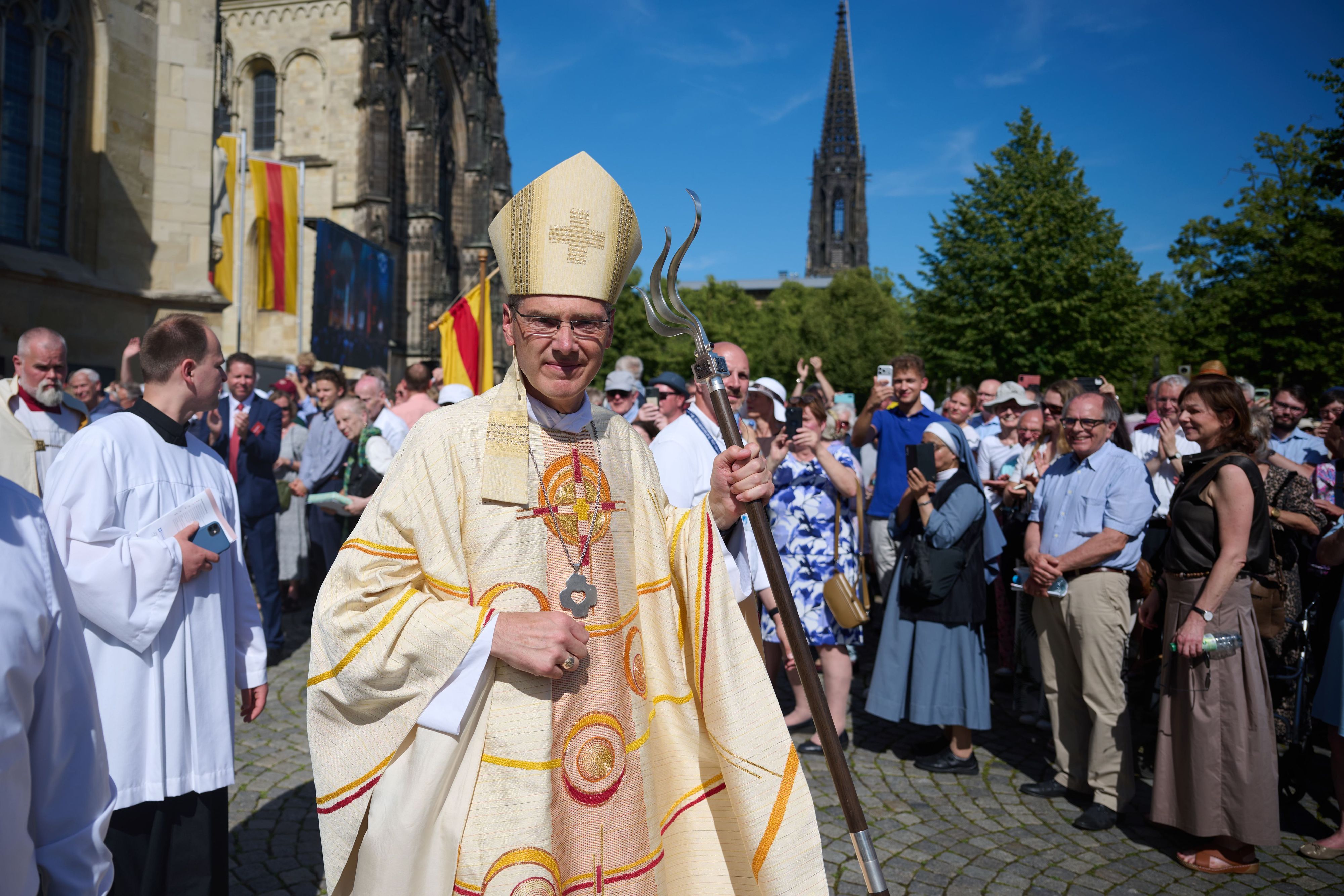 Heiner Wilmer, neuer Bischof von Münster, zieht nach seiner Amtseinführung aus dem Dom.