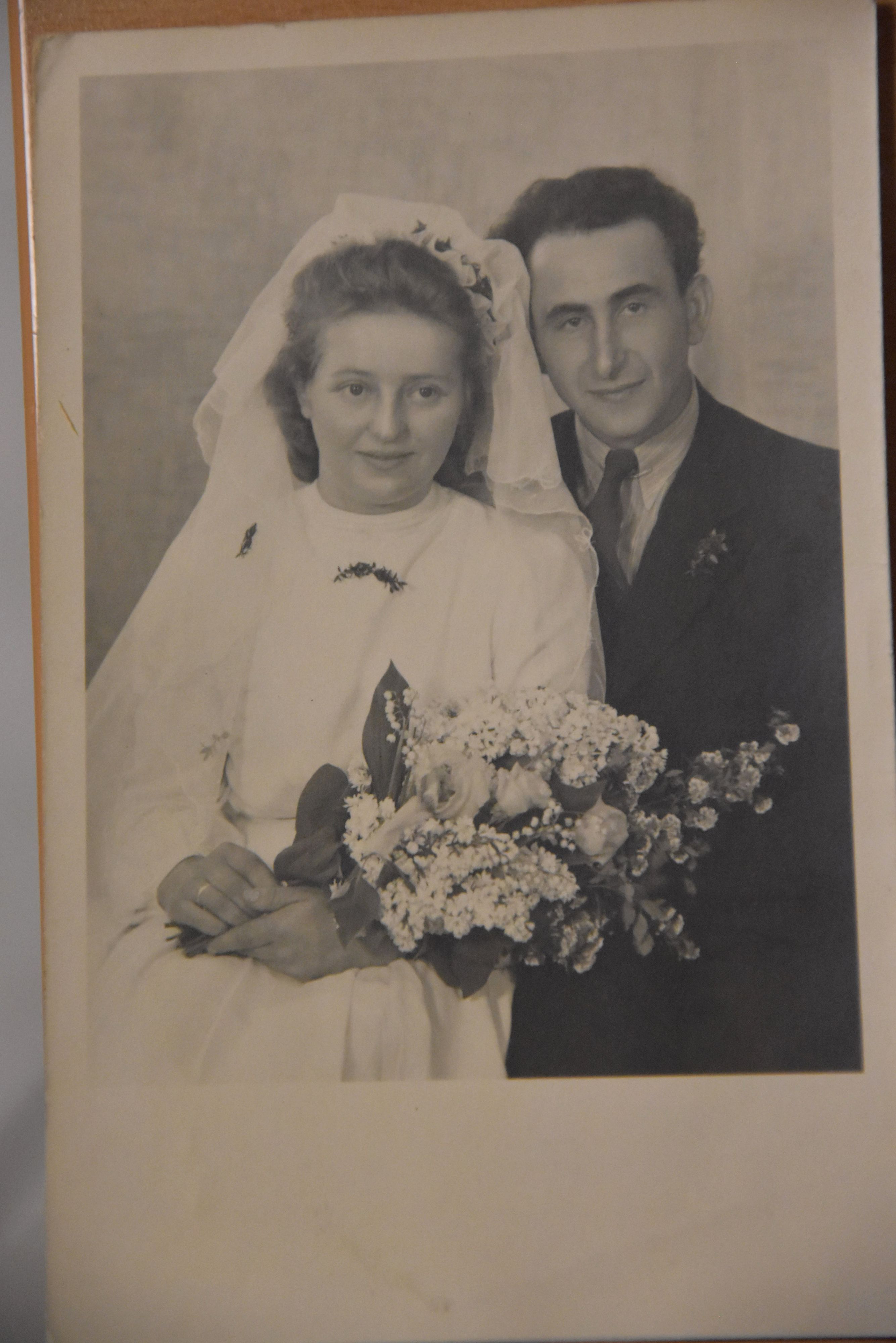 Das Schwarz-Weiß-Bild zeigt das Paar in Hochzeitskleidung.