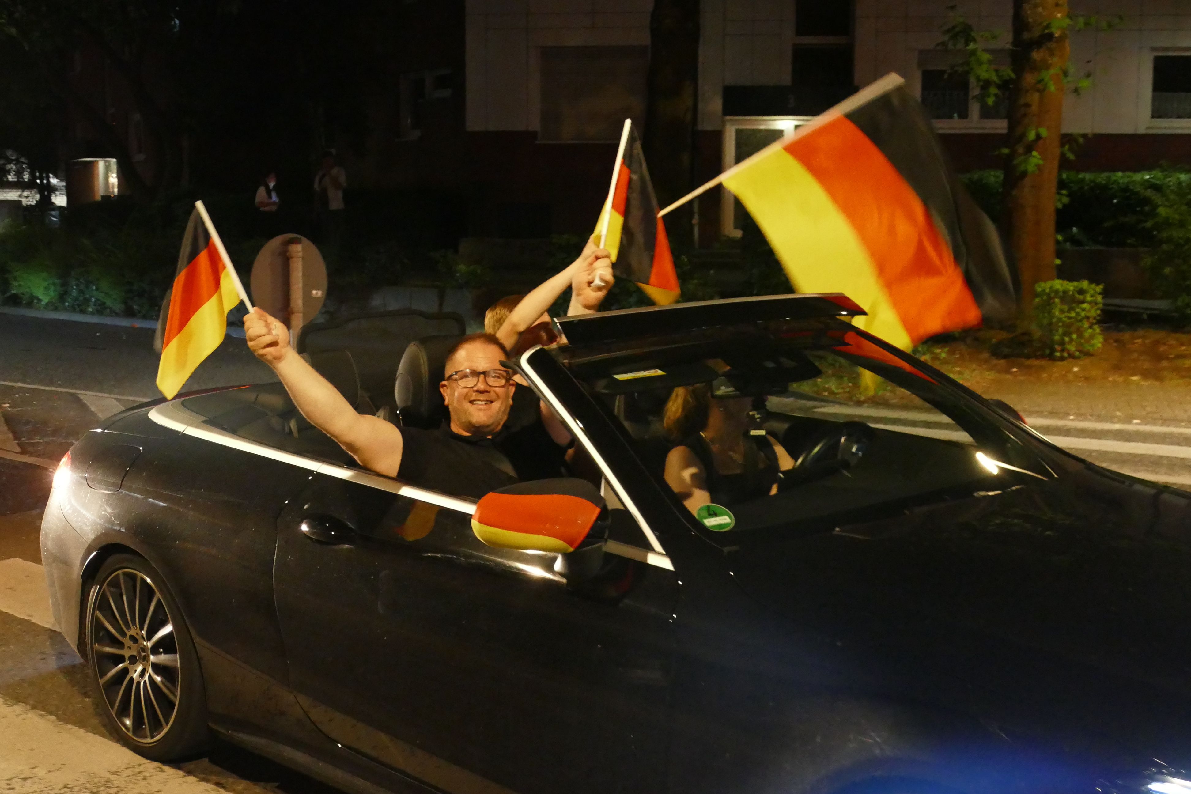 Feiernde Deutschland-Fans in der Siegburger Innenstadt.