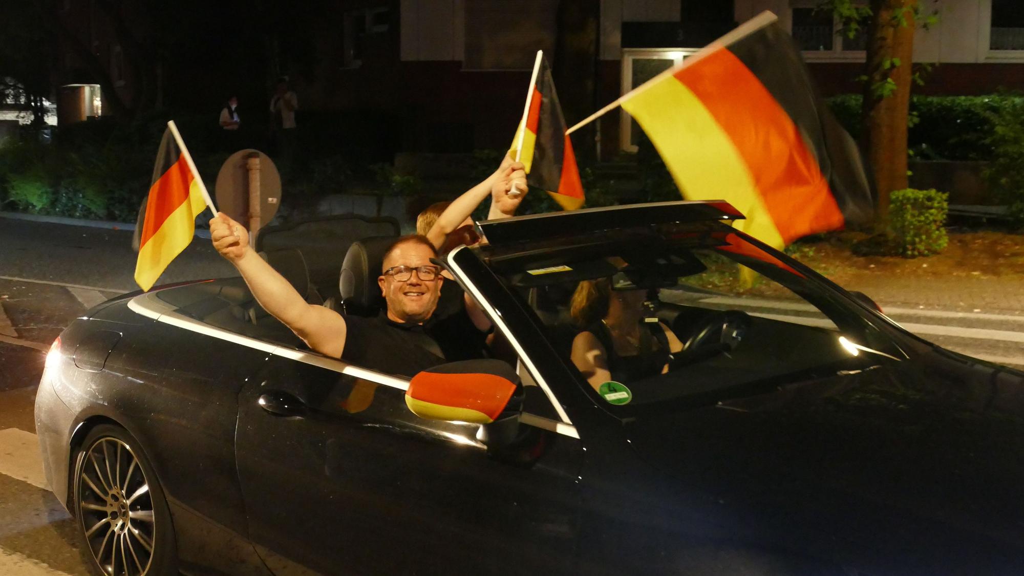Feiernde Deutschland-Fans in der Siegburger Innenstadt.