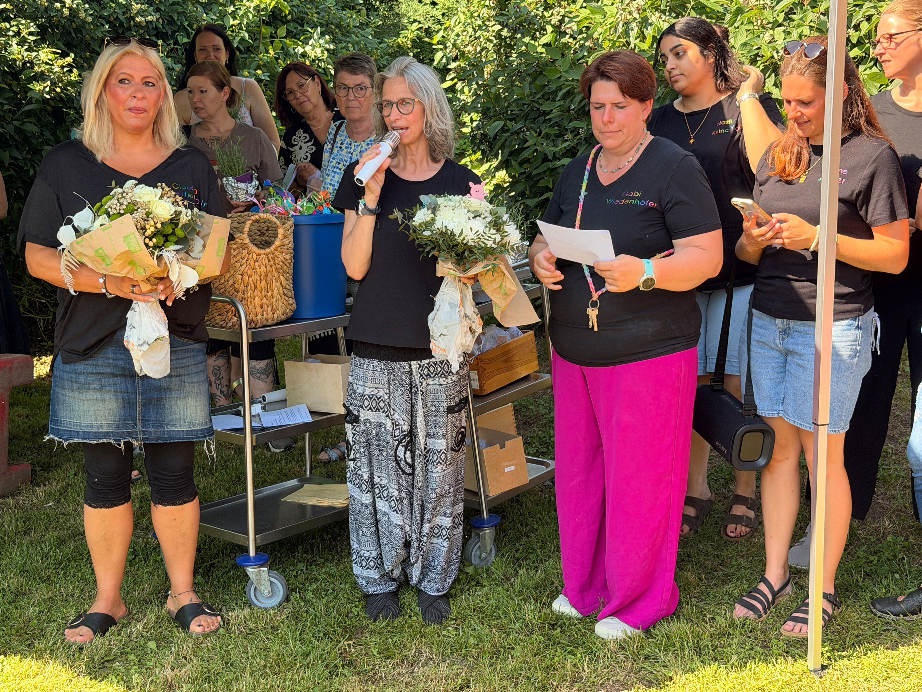 Das Foto zeigt Menschen bei einem Kita-Fest.
