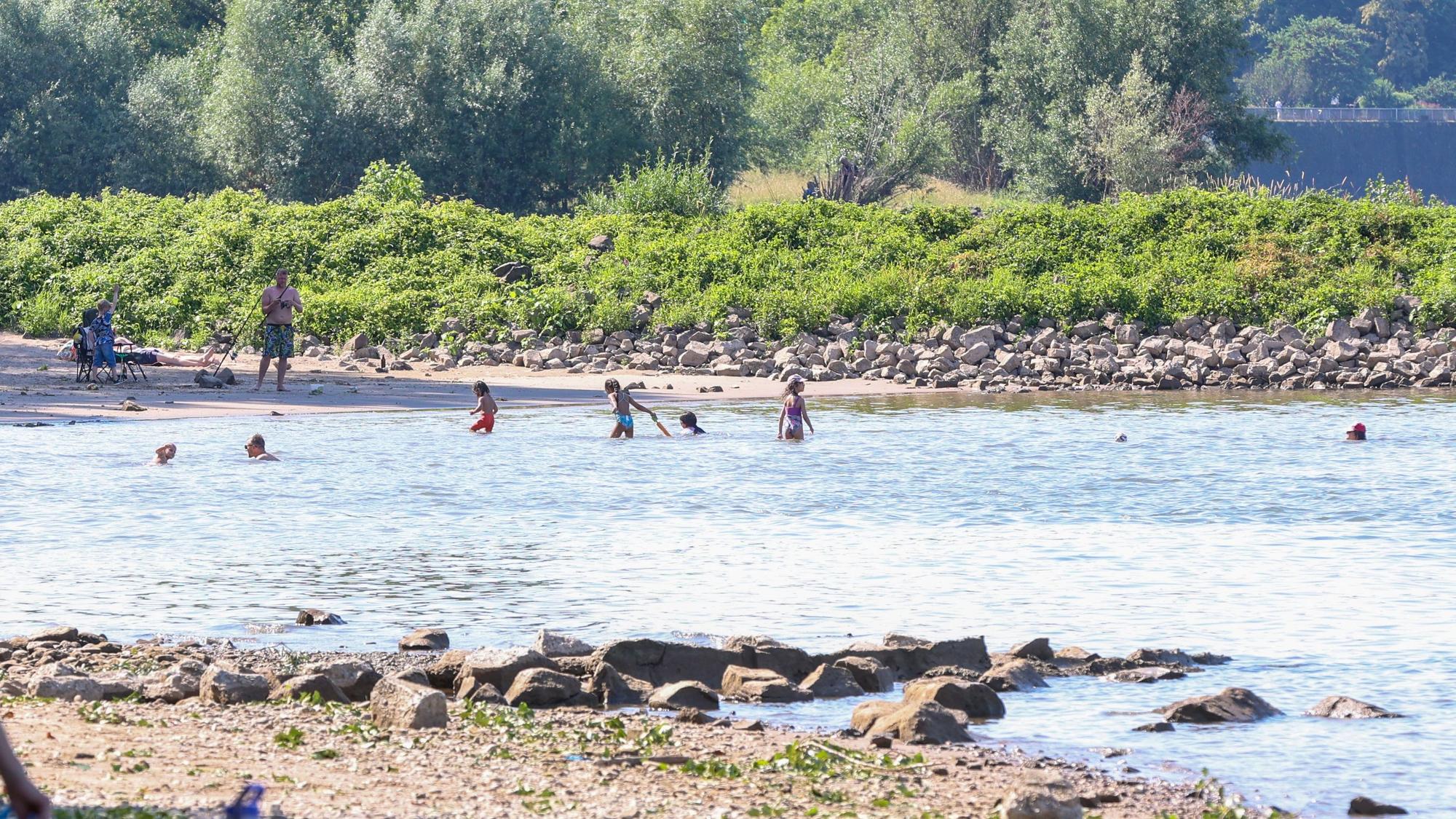Am Niehler Strand hält sich am Wochenende kaum jemand an das Nur-bis-zu-den-Knöcheln-Gebot.