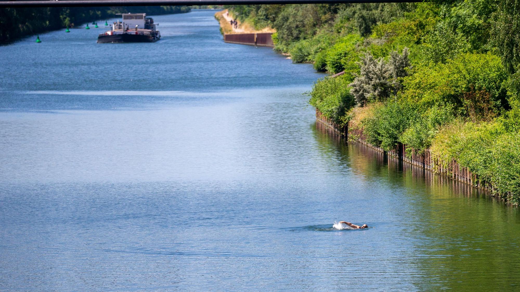 Ein Schwimmer im Rhein-Herne-Kanal (Archivfoto).