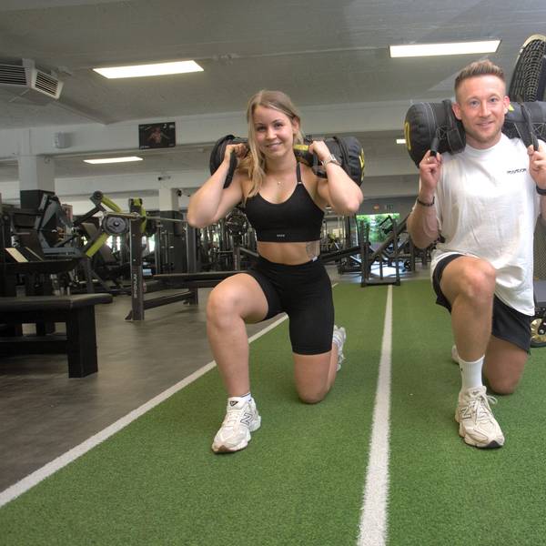 25 und 30 Kilogramm schwere Säcke packen sich Melanie und Phillip Plachta gern auf den Rücken, wenn sie in der Frühe trainieren. In Bergneustadt hat das Fitnessstudio „J+ Just More“ 24 Stunden am Tag und an sieben Tagen in der Woche für solche Stammgäste geöffnet.
