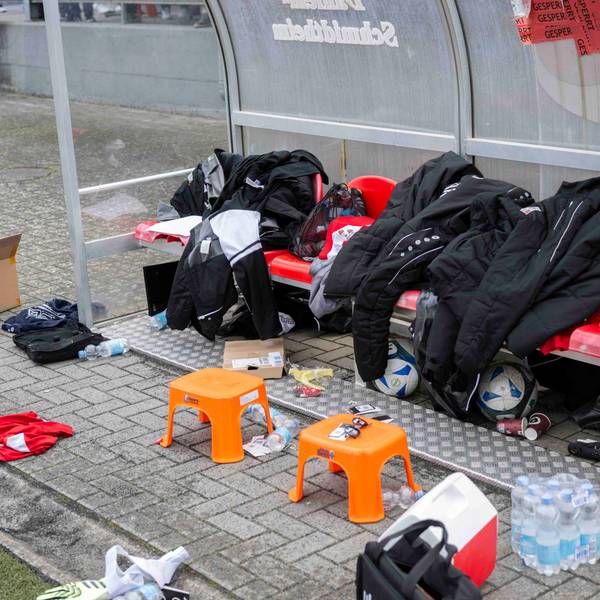 Auf einer Ersatzbank liegen Jacken,darunter Bälle, davor ist Unordnung angesagt.