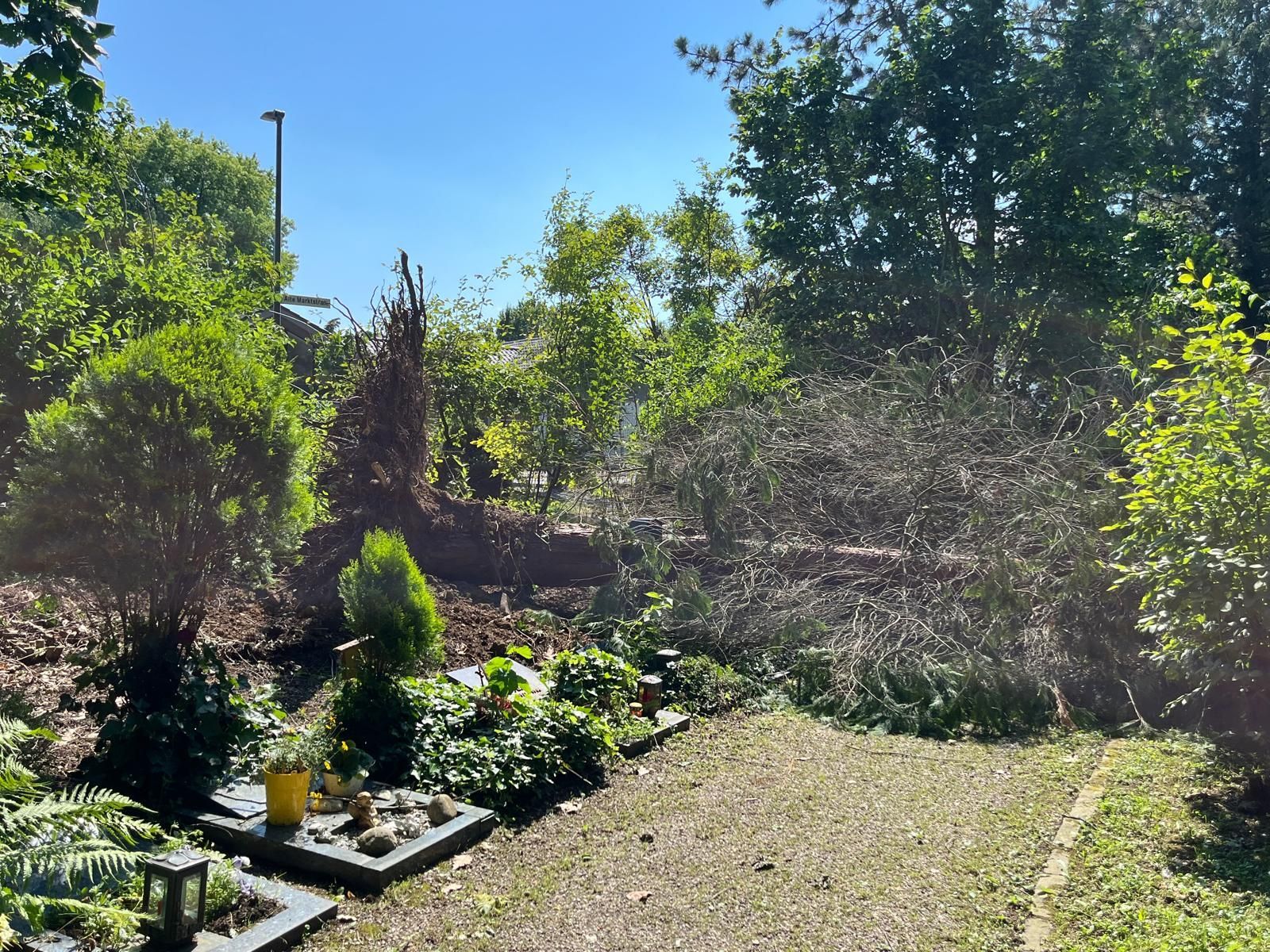 Auf dem Friedhof in Niederpleis wütete der Sturm ebenfalls.