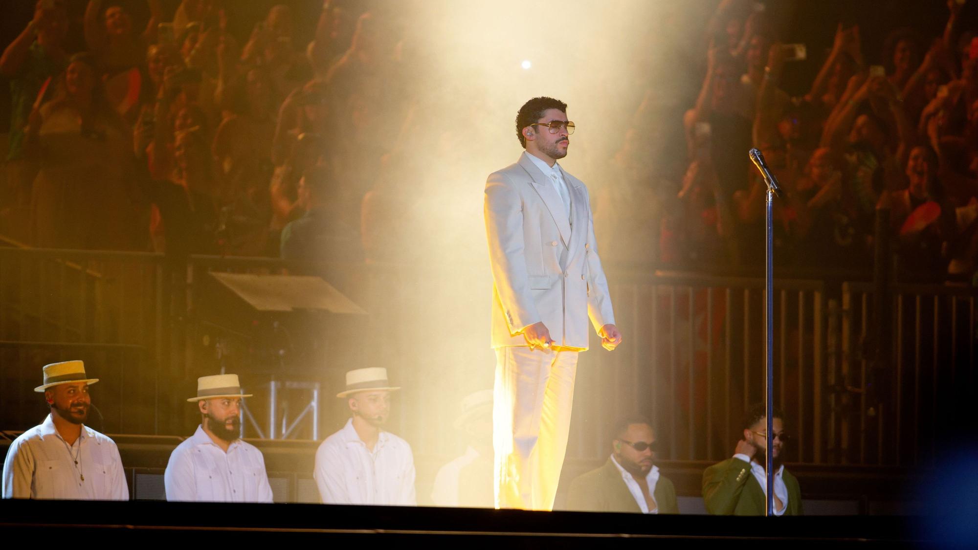 20.06.2026, Düsseldorf: Reggaeton-Star Bad Bunny steht beim ersten von zwei Deutschland-Konzerten auf der Bühne.