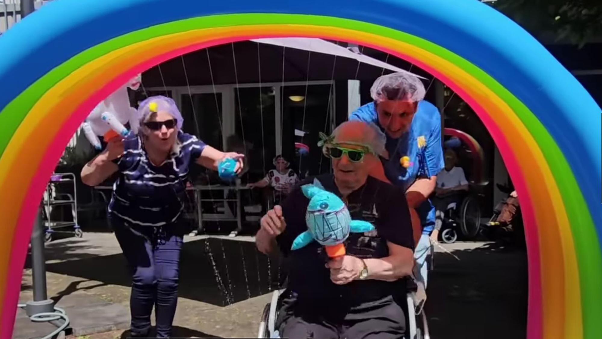 Begeisterung bei den Bewohnern und auf Instagram: Die SBK haben mit ihrer sommerlichen Rollstuhl- und Rollator-Waschstraße einen Social-Media-Erfolg gelandet.