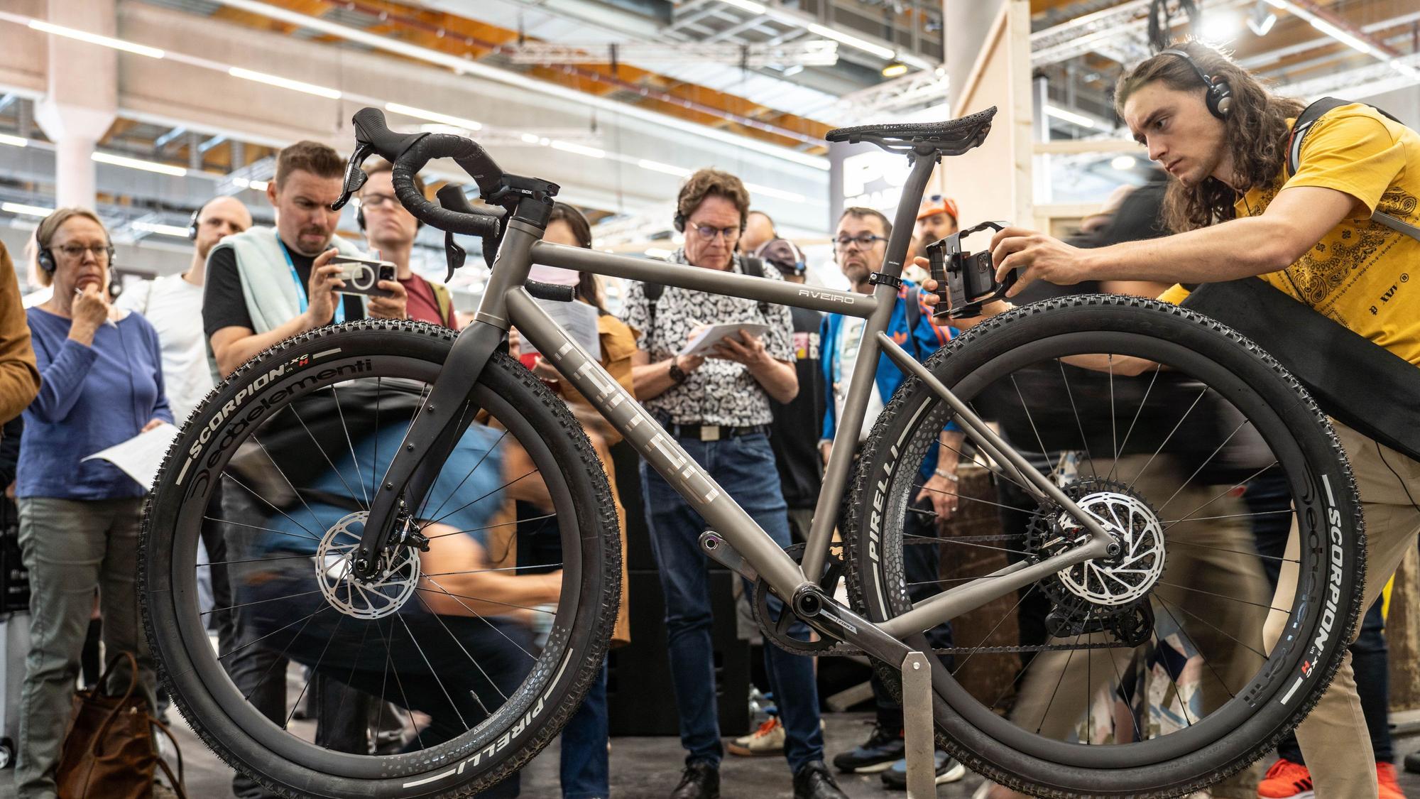 Fahrrad im Mittelpunkt: Hier ein Gravelbike des Herstellers Tritao auf der Messe Eurobike in Frankfurt