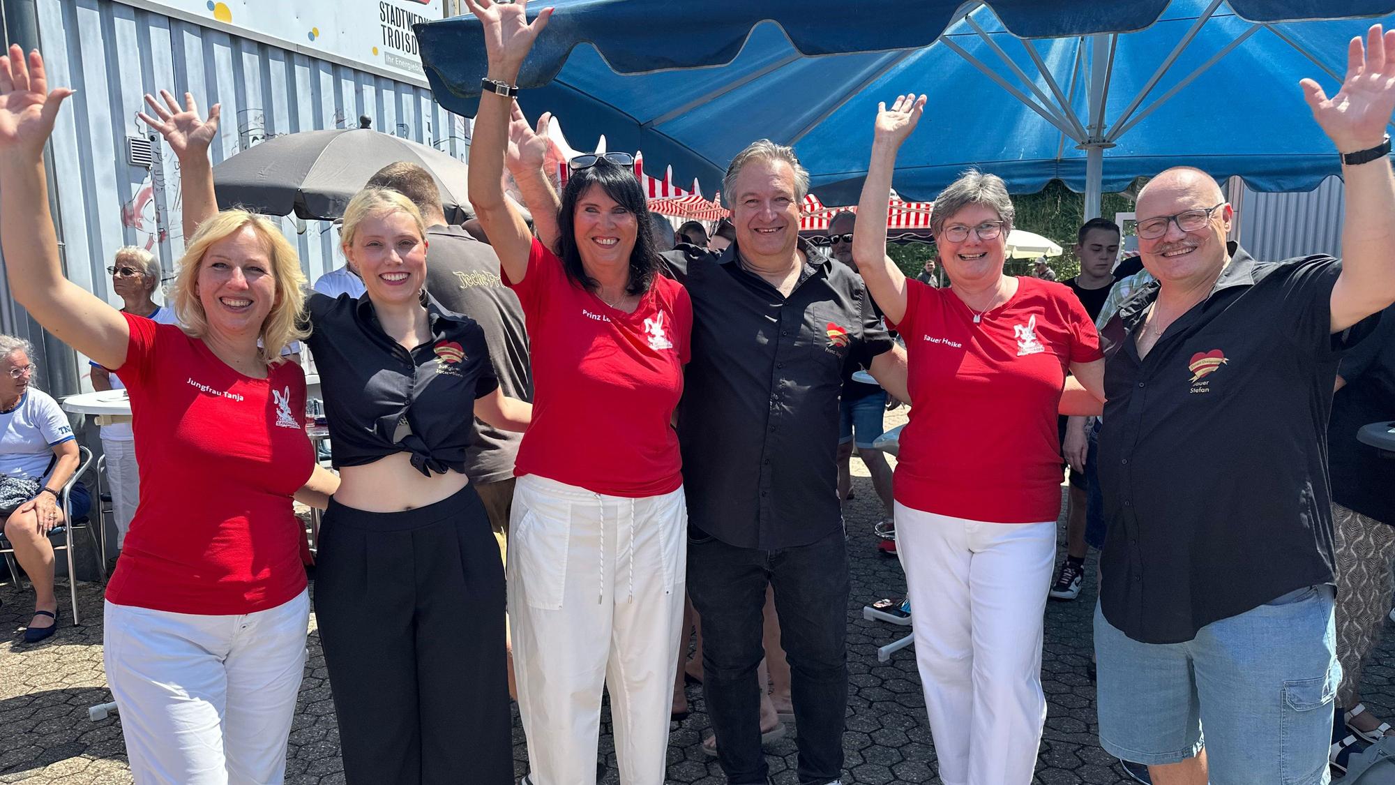 Das neue Troisdorfer Dreigestirn mit dem neuen Porzer Dreigestirn: Tanja Wolf als Troisdorfer Jungfrau Tanja, Jacqueline Jacobs-Bäuml als Porzer Prinzessin Jacqueline, Liselotte Rademacher als Troisdorfer Prinz Lotti I., Jörg Weingärtner als Porzer Prinz Jörg I, Heike Berg als Troisdorfer Bauer Heike und Stefan Lohe als Porzer Bauer Stefan (v.l.).