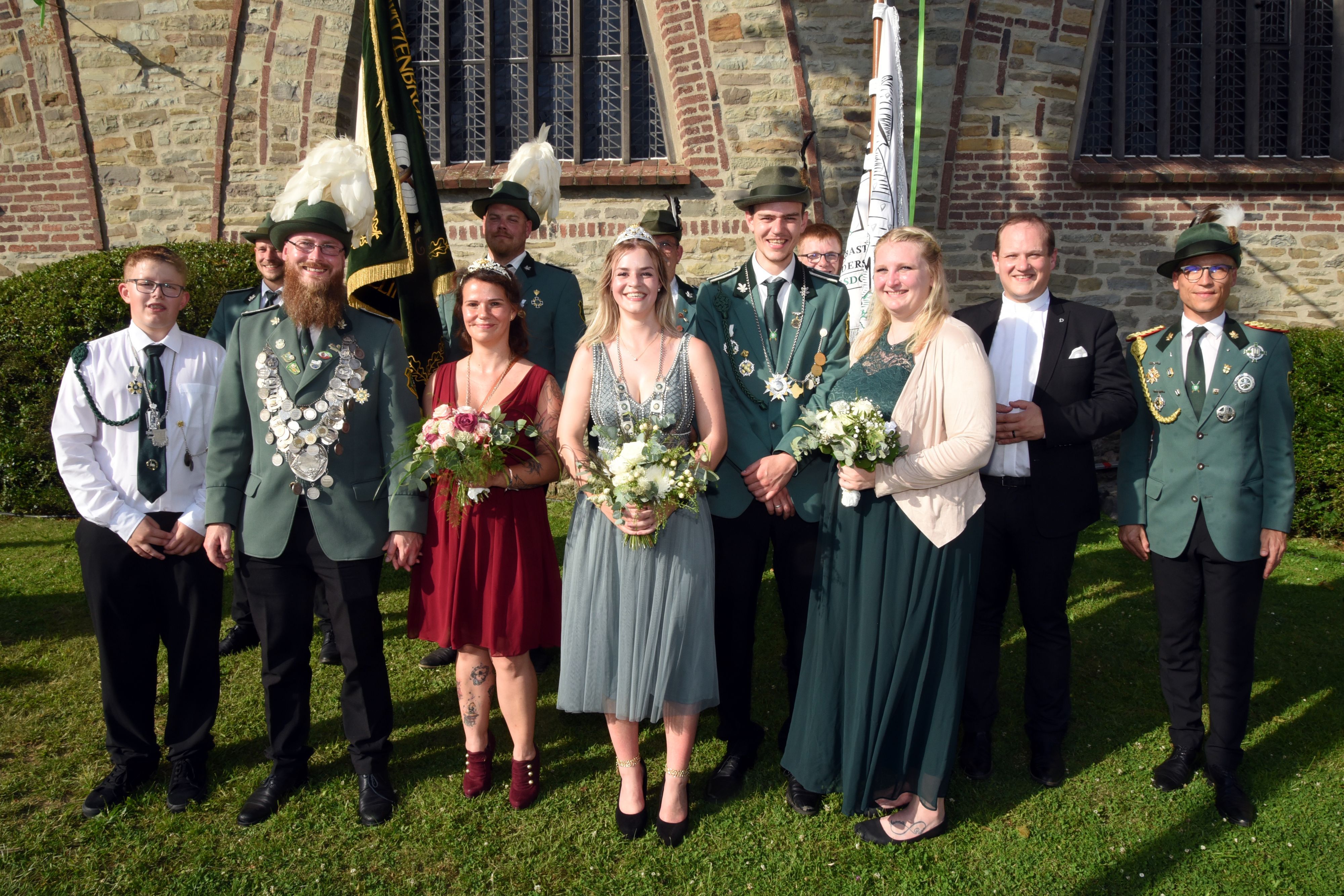 Dieses Foto zeigt die neuen Majestäten von Frielingsdorf, und zwar sind zu sehen in der vorderen Reihe von links nach rechts: Schülerprinz Jannik Blank, König Frederic Harbich mit seiner Königin Sarah Fischer, Jungschützen-Prinzessin Lea Quiring sowie der König der Könige Paul Quiring mit Ehefrau Kira Quiring.