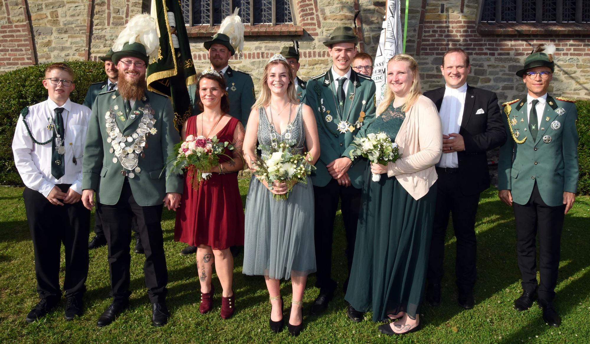 Dieses Foto zeigt die neuen Majestäten von Frielingsdorf, und zwar sind zu sehen in der vorderen Reihe von links nach rechts: Schülerprinz Jannik Blank, König Frederic Harbich mit seiner Königin Sarah Fischer, Jungschützen-Prinzessin Lea Quiring sowie der König der Könige Paul Quiring mit Ehefrau Kira Quiring.