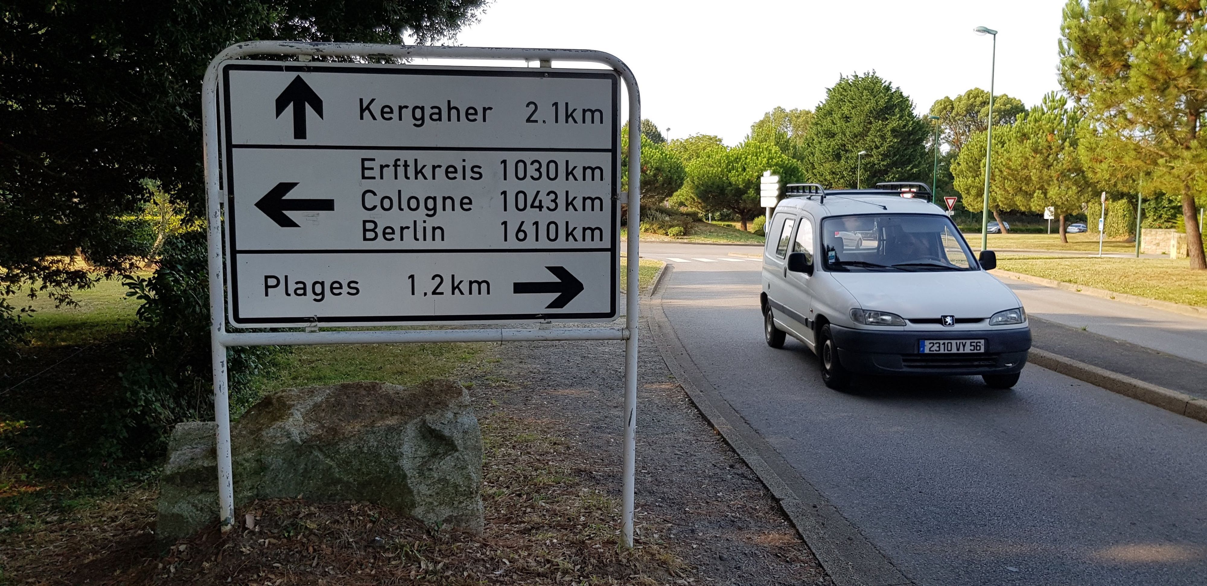 Zu sehen ist ein Verkehrsschild in Frankreich, das die Distanz nach Köln, Berlin und zum Rhein-Erft-Kreis anzeigt.