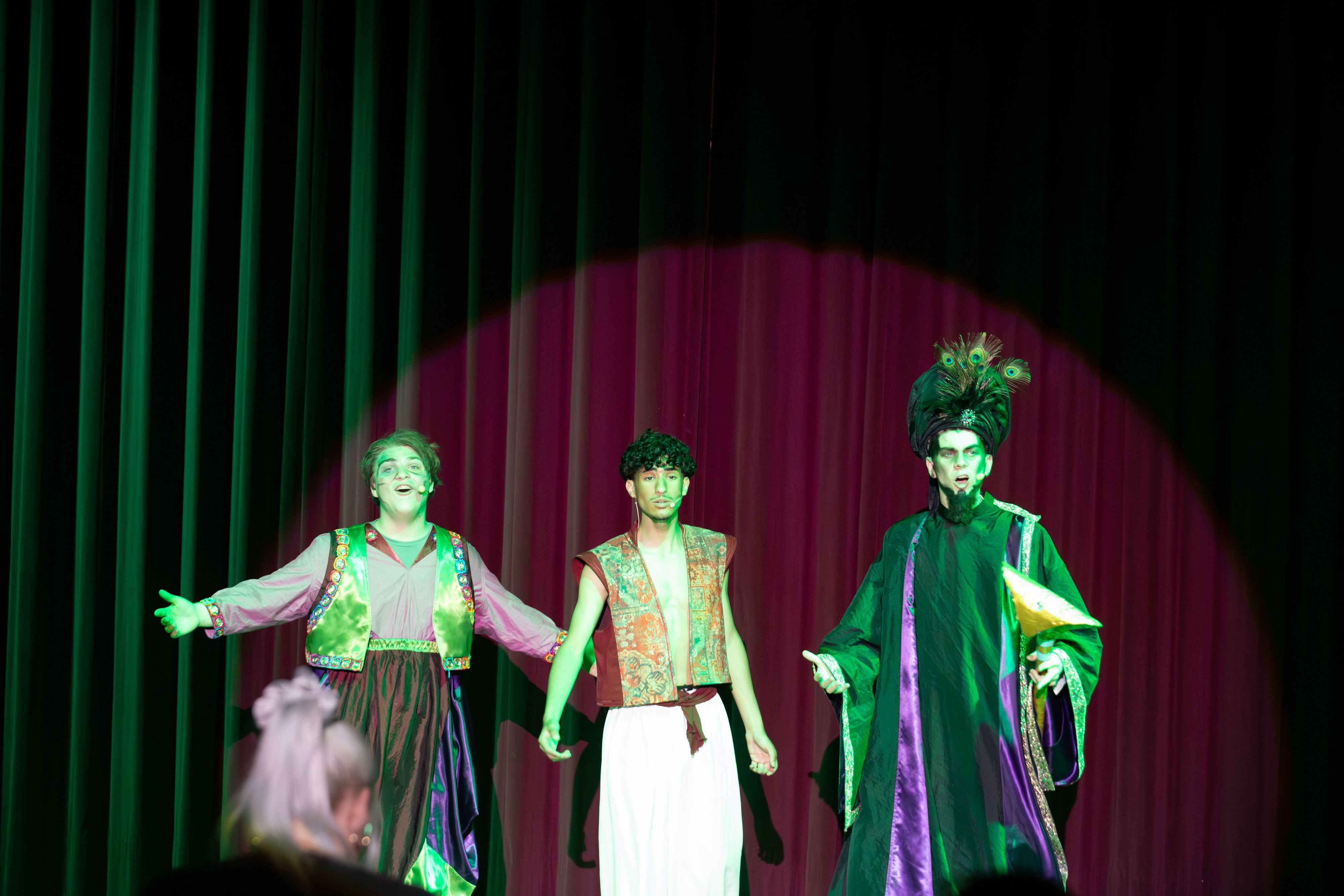 Drei Schüler der Max-Planck-Realschule stehen auf der Bühne im Porzer Rathaussaal und proben das Musical „Arabische Nächte“.