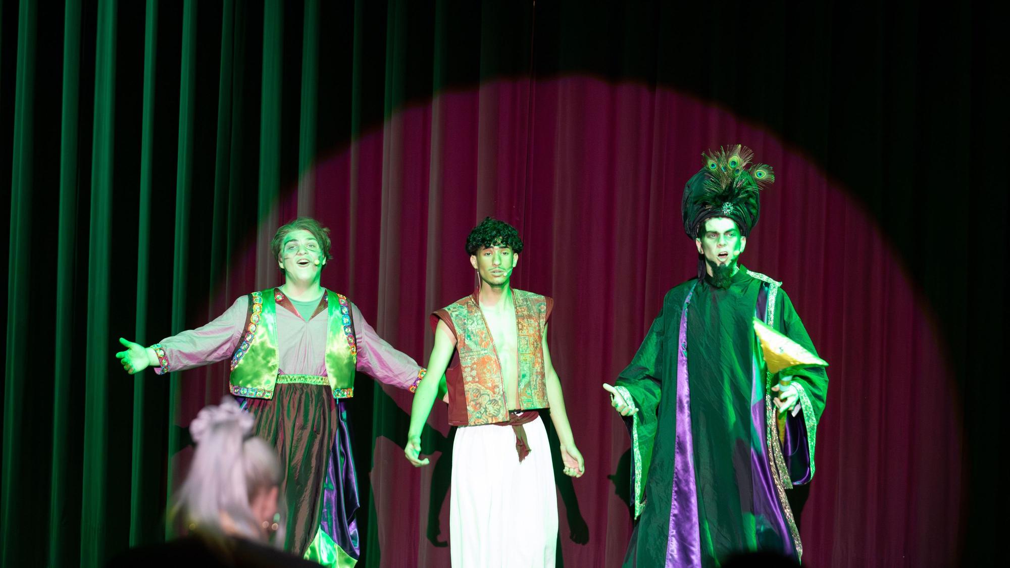 Drei Schüler der Max-Planck-Realschule stehen auf der Bühne im Porzer Rathaussaal und proben das Musical „Arabische Nächte“.