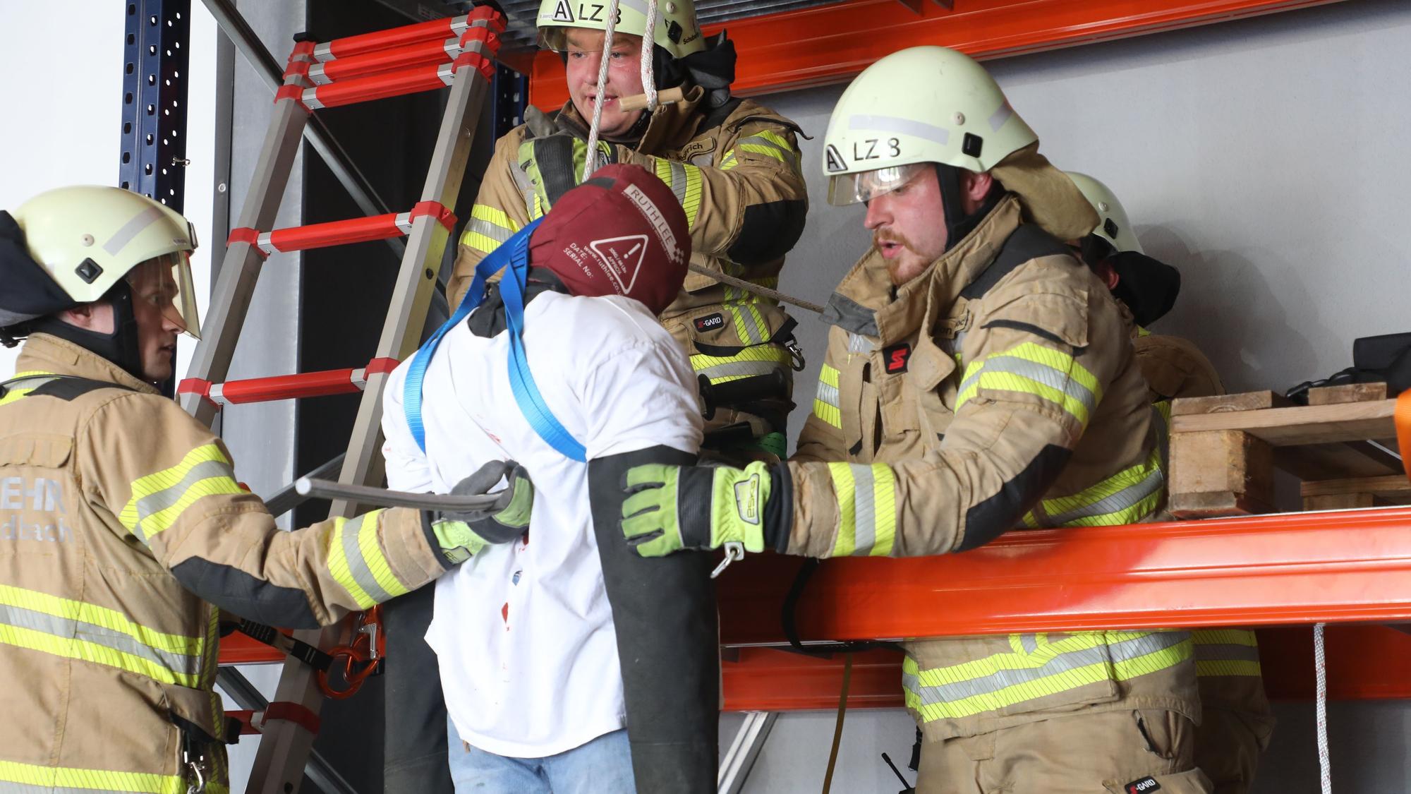 Feuerwehrleute retten einen Arbeiter, der auf eine Stange gestürzt ist und von dieser durchbohrt wurde.