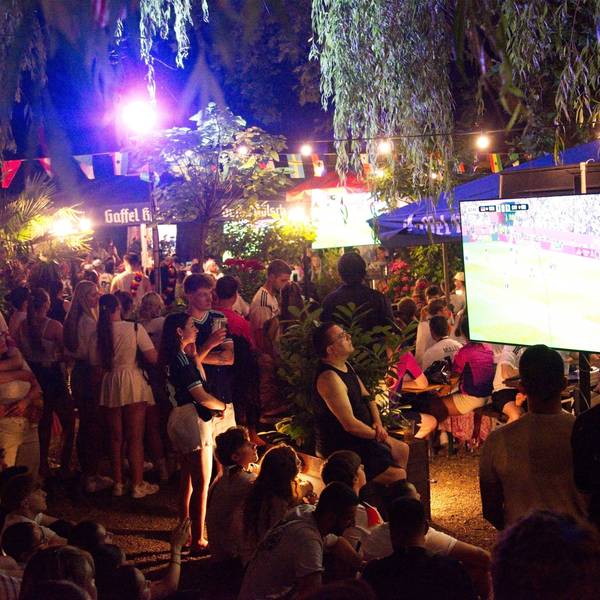 Fans schauen das Spiel gegen die Elfenbeinküste im Biergarten am Aachener Weiher.