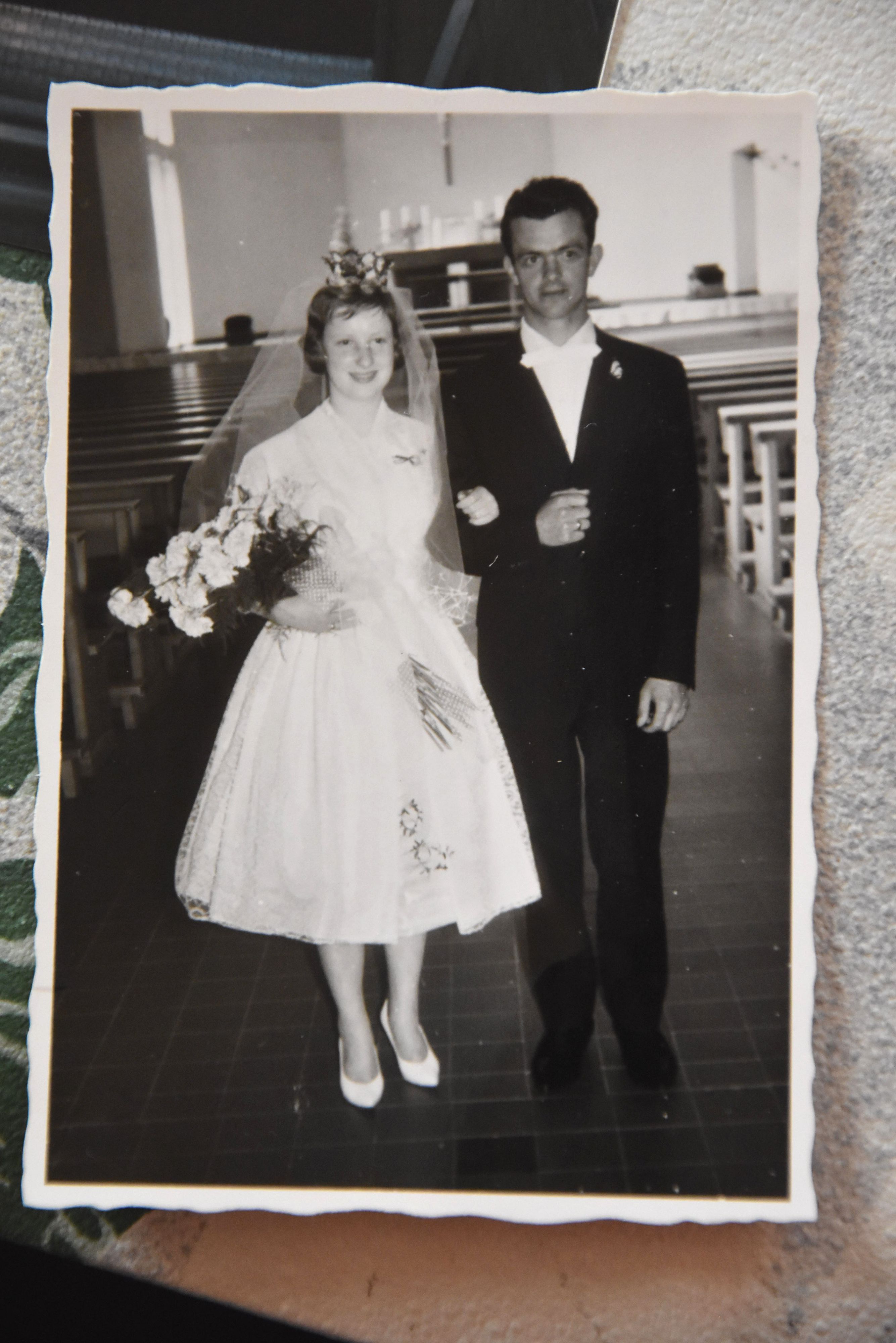Das schwarz-weiße Bild zeigt das Ehepaar auf ihrer Hochzeit.