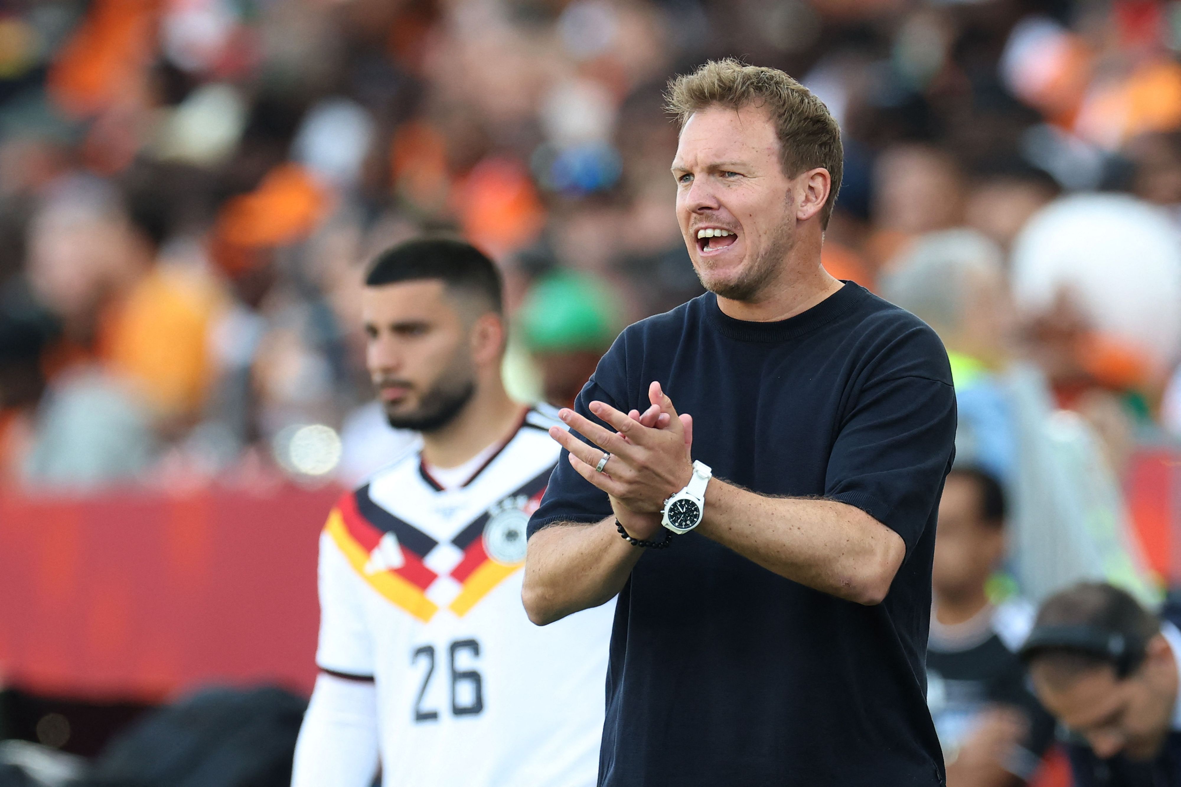 Bundestrainer Julian Nagelsmann klatscht in die Hände.