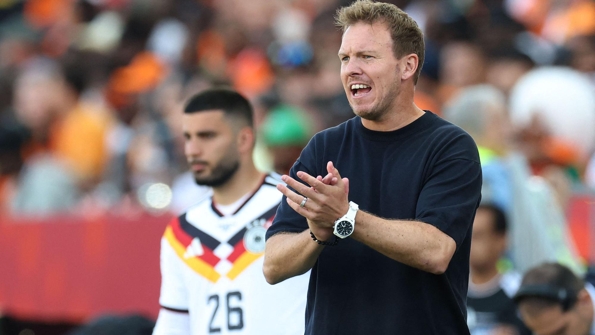 Bundestrainer Julian Nagelsmann klatscht in die Hände.