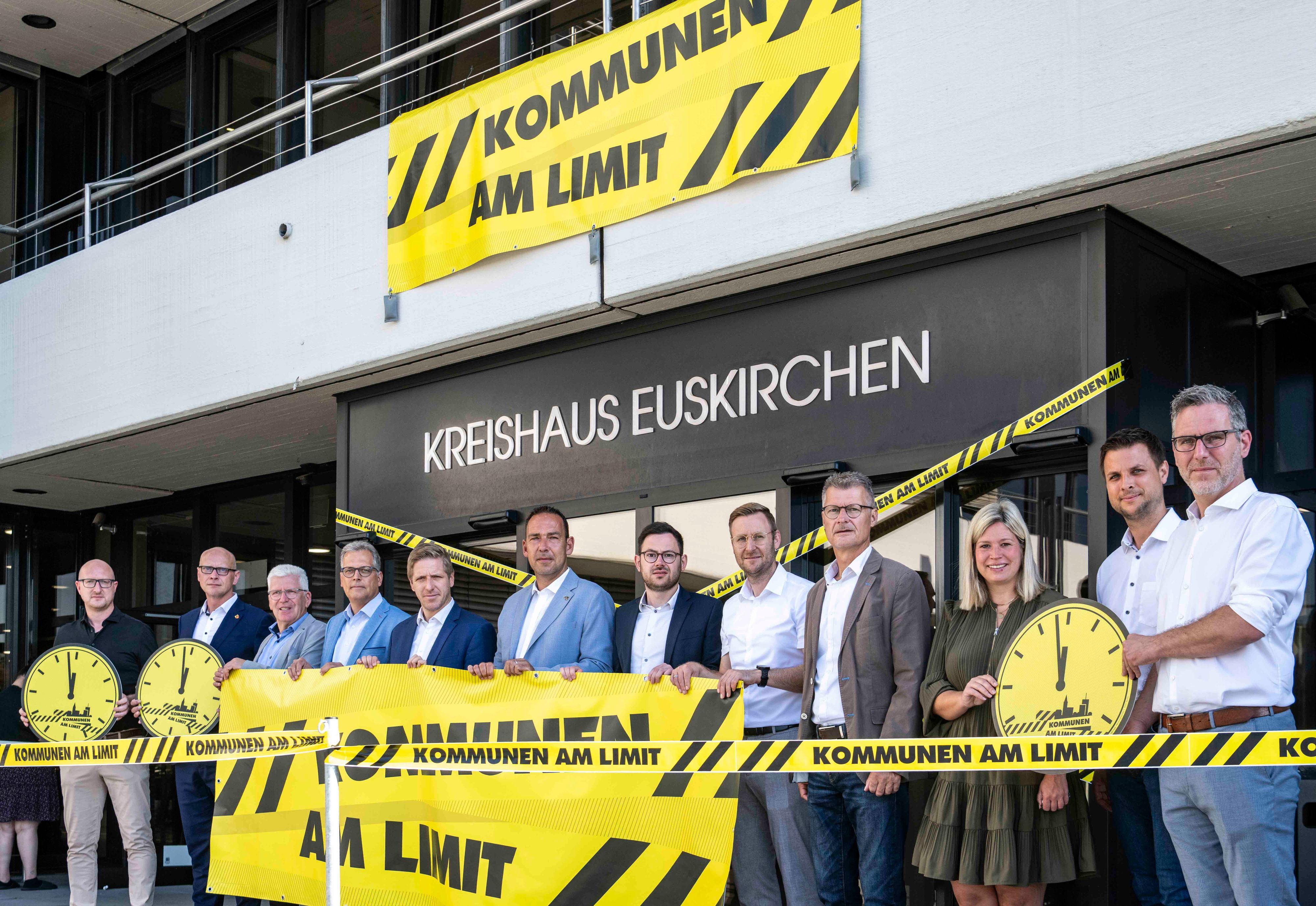 Das Bild zeigt die Verwaltungsmitglieder samt Landrat vor dem Haupteingang am Kreishaus in Euskirchen.