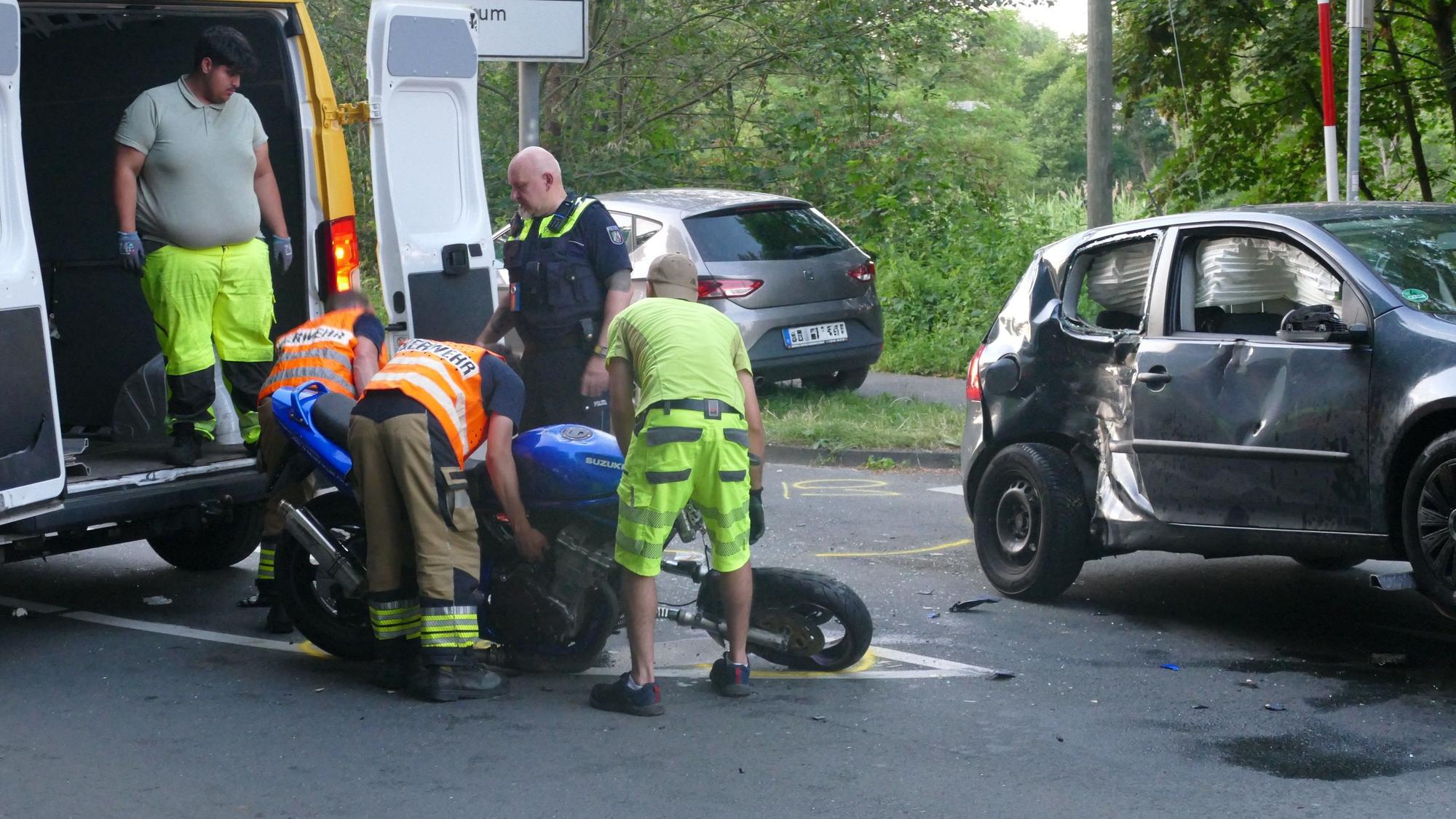 Das Motorrad war mit starker Wucht in die Seite des Autos geprallt.