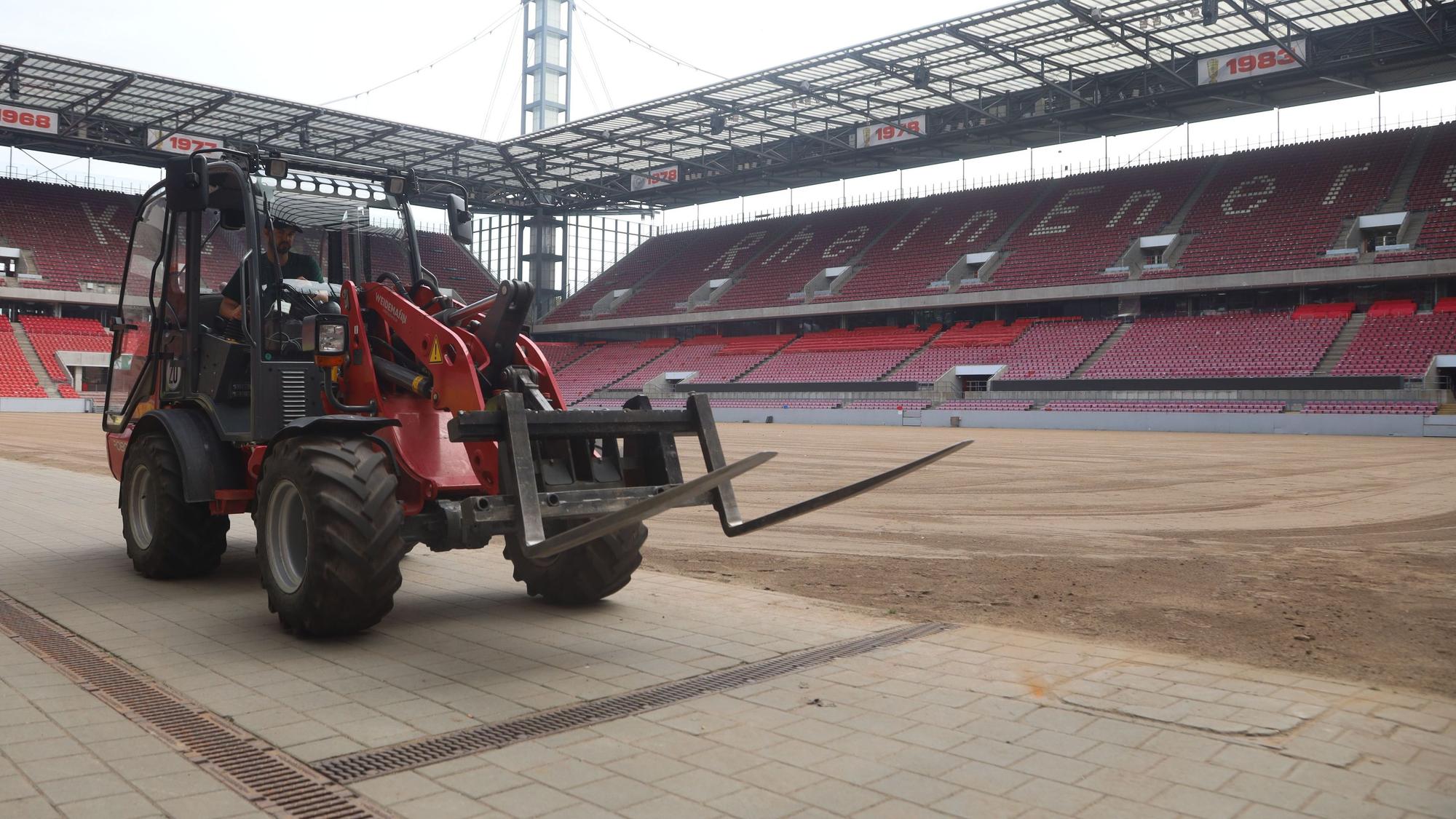 Das Rhein-Energie-Stadion ohne Rasen.