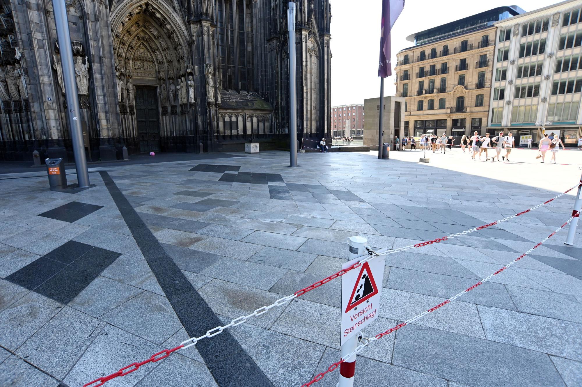 22.06.2026 Köln. Die westliche Domplatte ist zur Hälfte gesperrt. Steinschlaggefahr. Foto: Alexander Schwaiger
