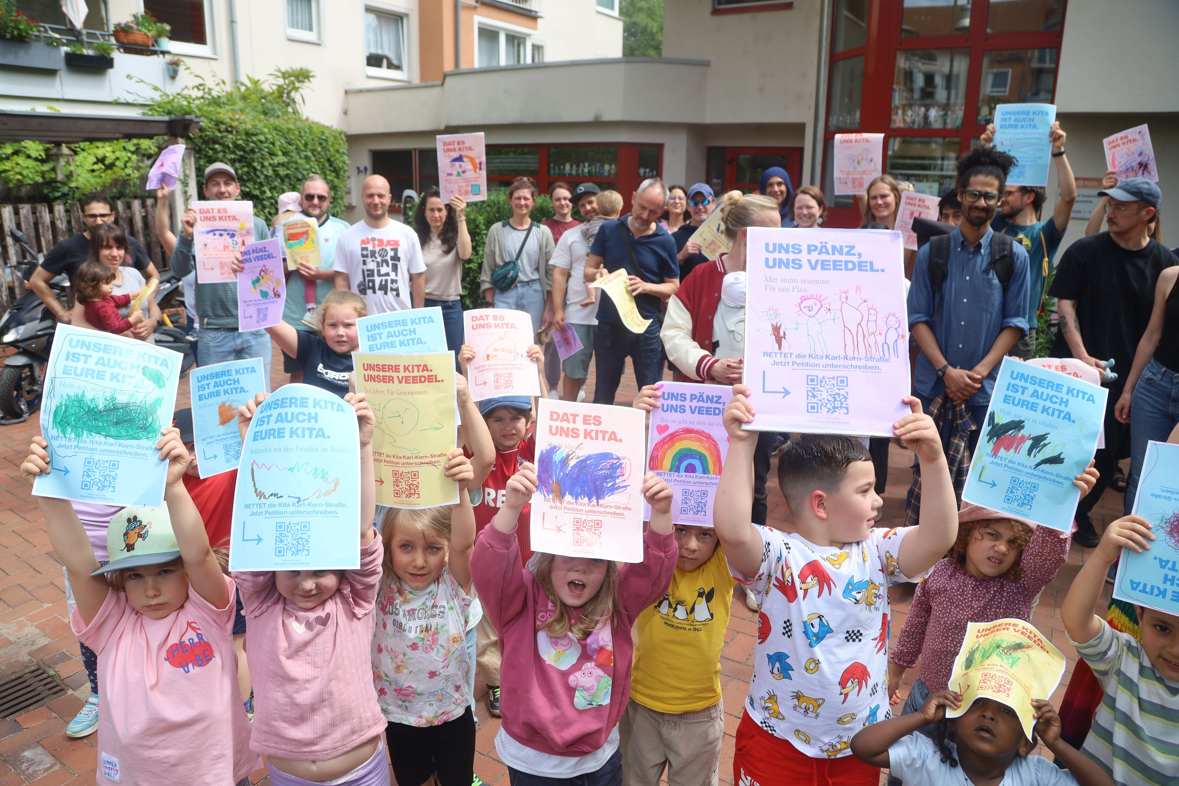 Kinder und ihre Eltern protestieren gegen die mögliche Schließung ihrer Südstadt-Kita.