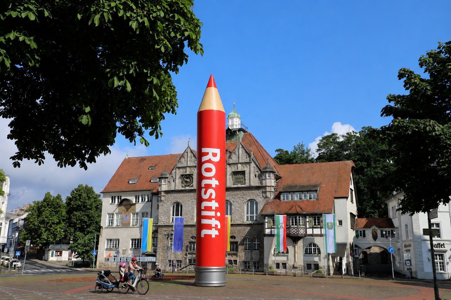 Das Foto zeigt einen Rotstift vor dem Gladbacher Rathaus in einer Fotomontage