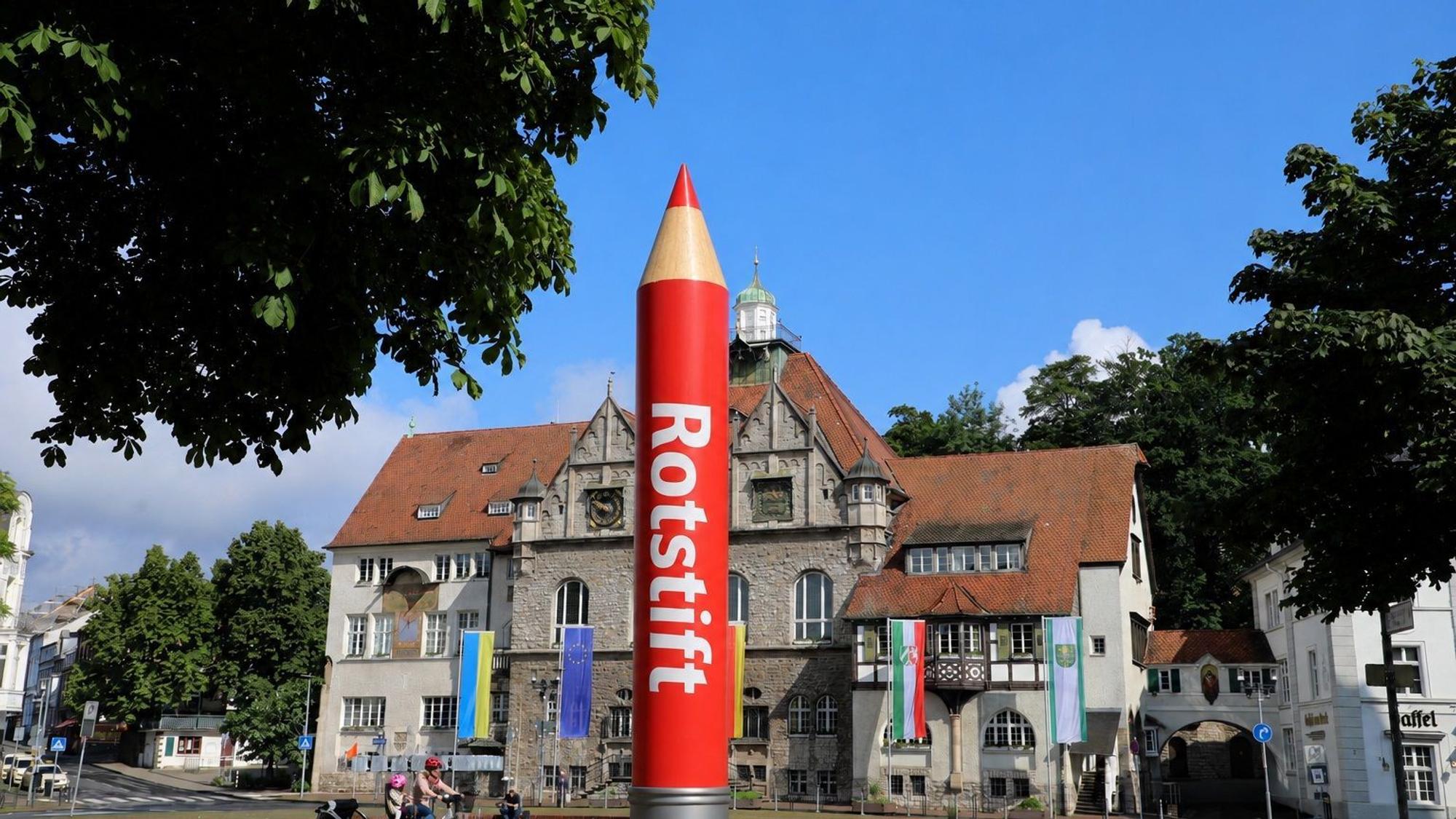 Das Foto zeigt einen Rotstift vor dem Gladbacher Rathaus in einer Fotomontage