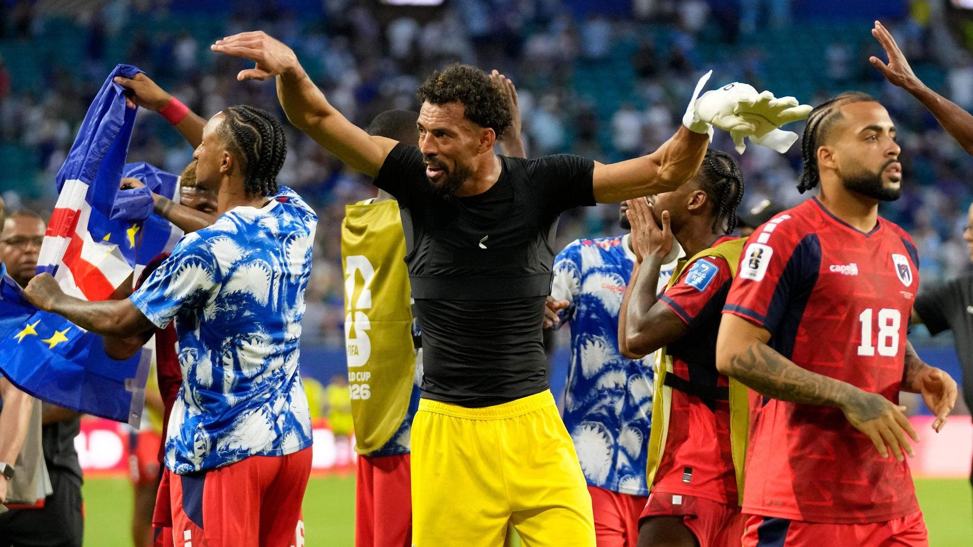 Vuzinha jubelt mit Teamkollegen.