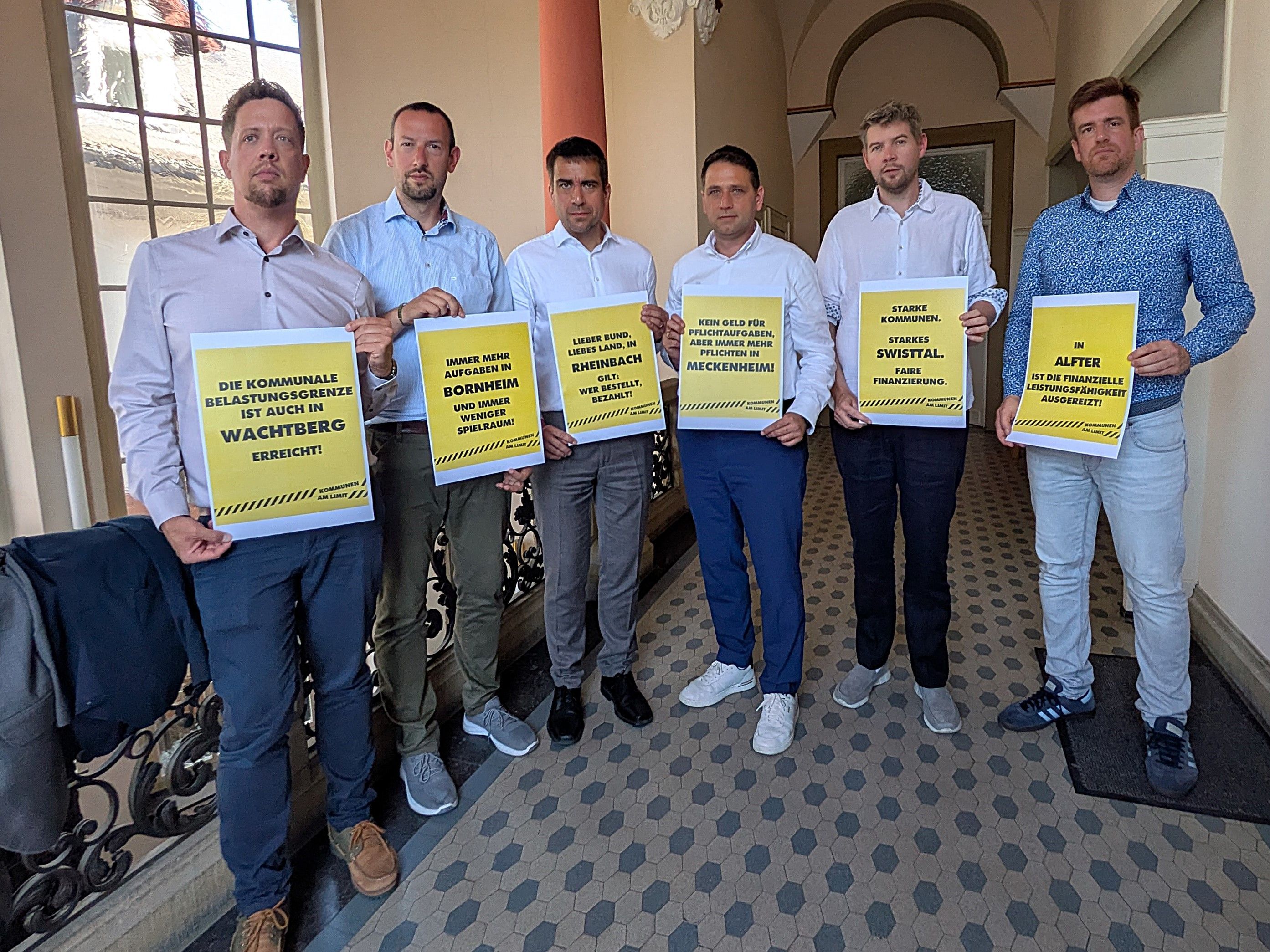 Die Obengenannten stehen im Rheinbacher Rathaus.