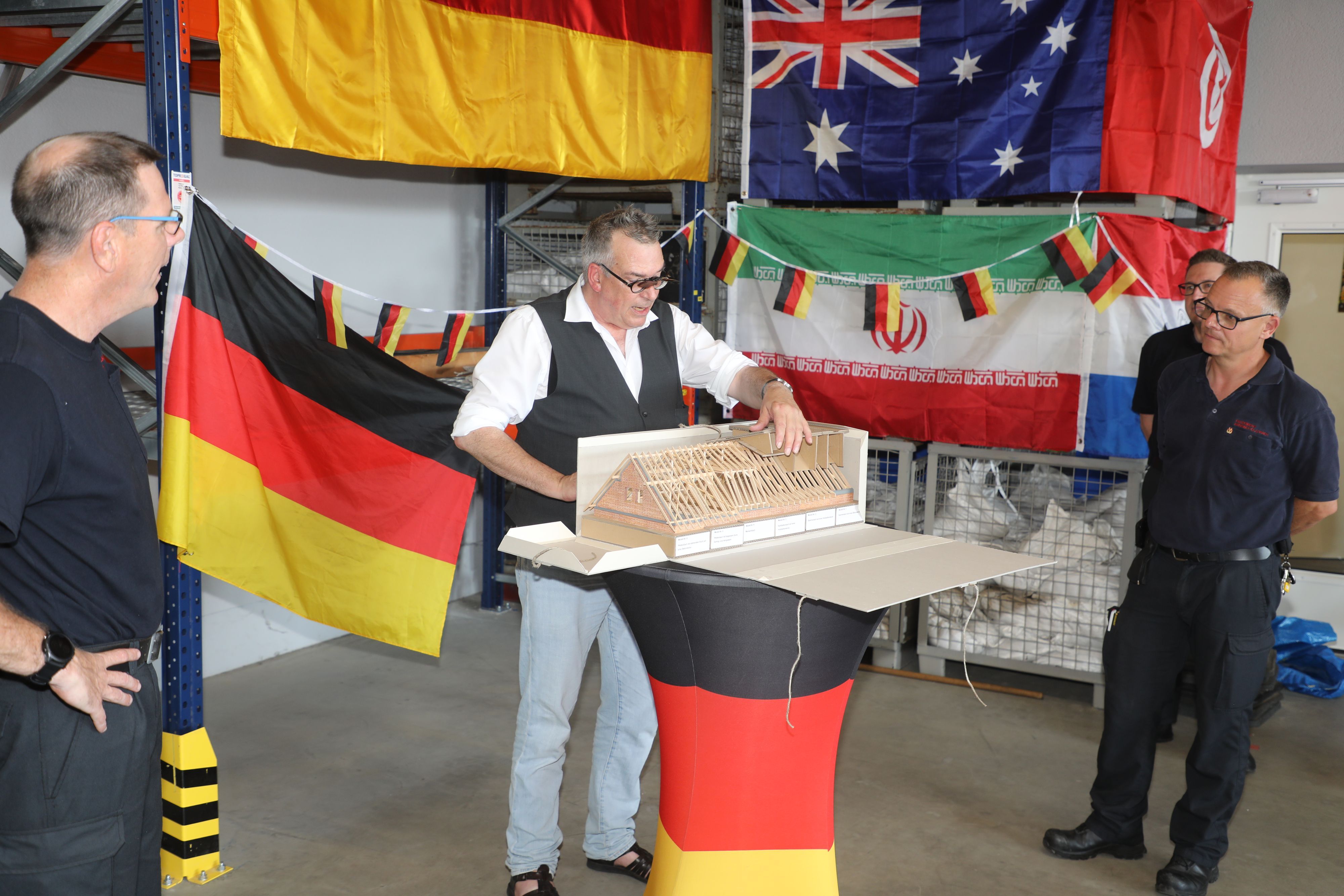 Stadtratsmitglied Andreas Ebert schenkt der Feuerwehr selbst erstellte Modelle unterschiedlicher Dachstühle.