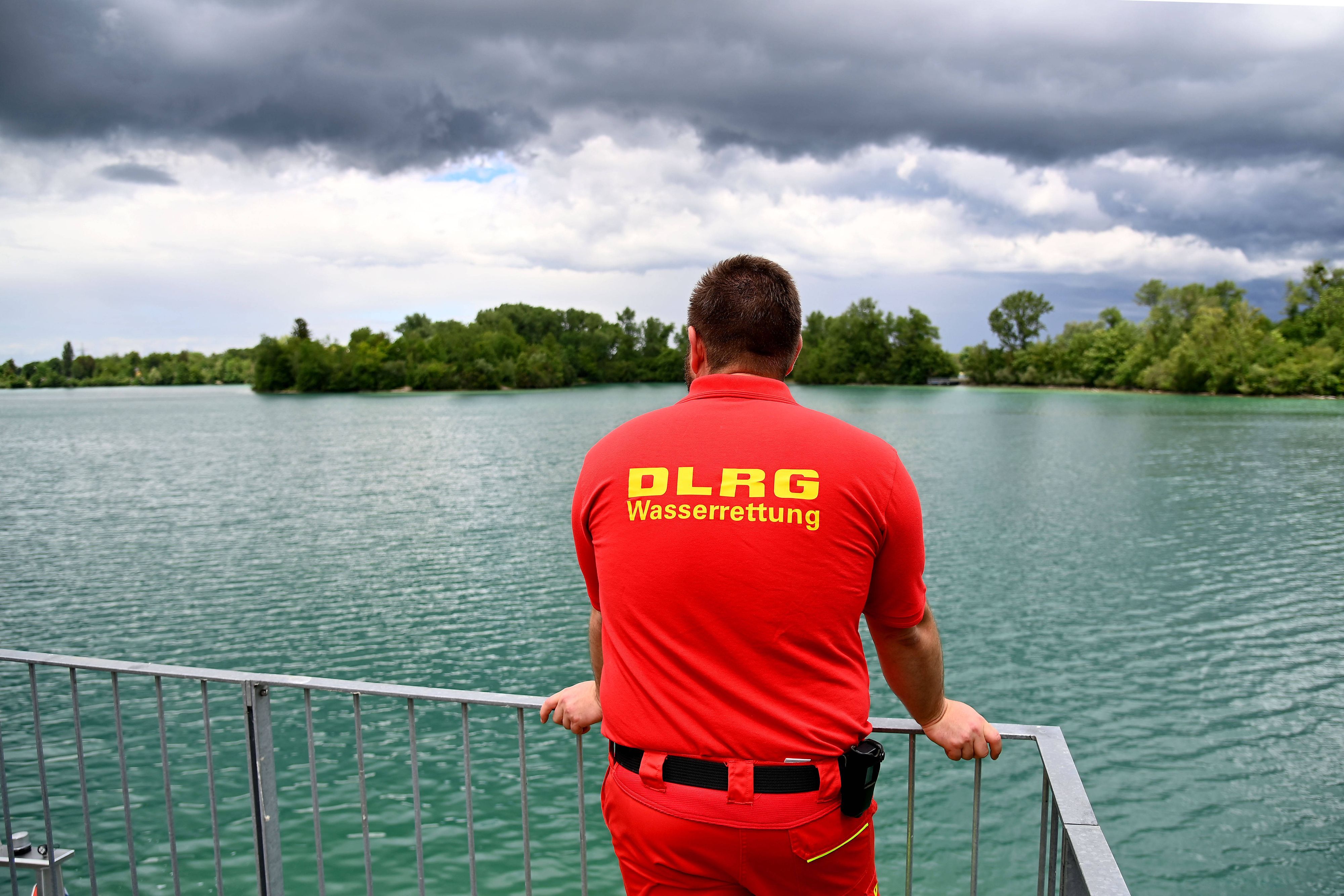 Das Symbolfoto zeigt einen DLRG-Mitarbeiter an einem See.