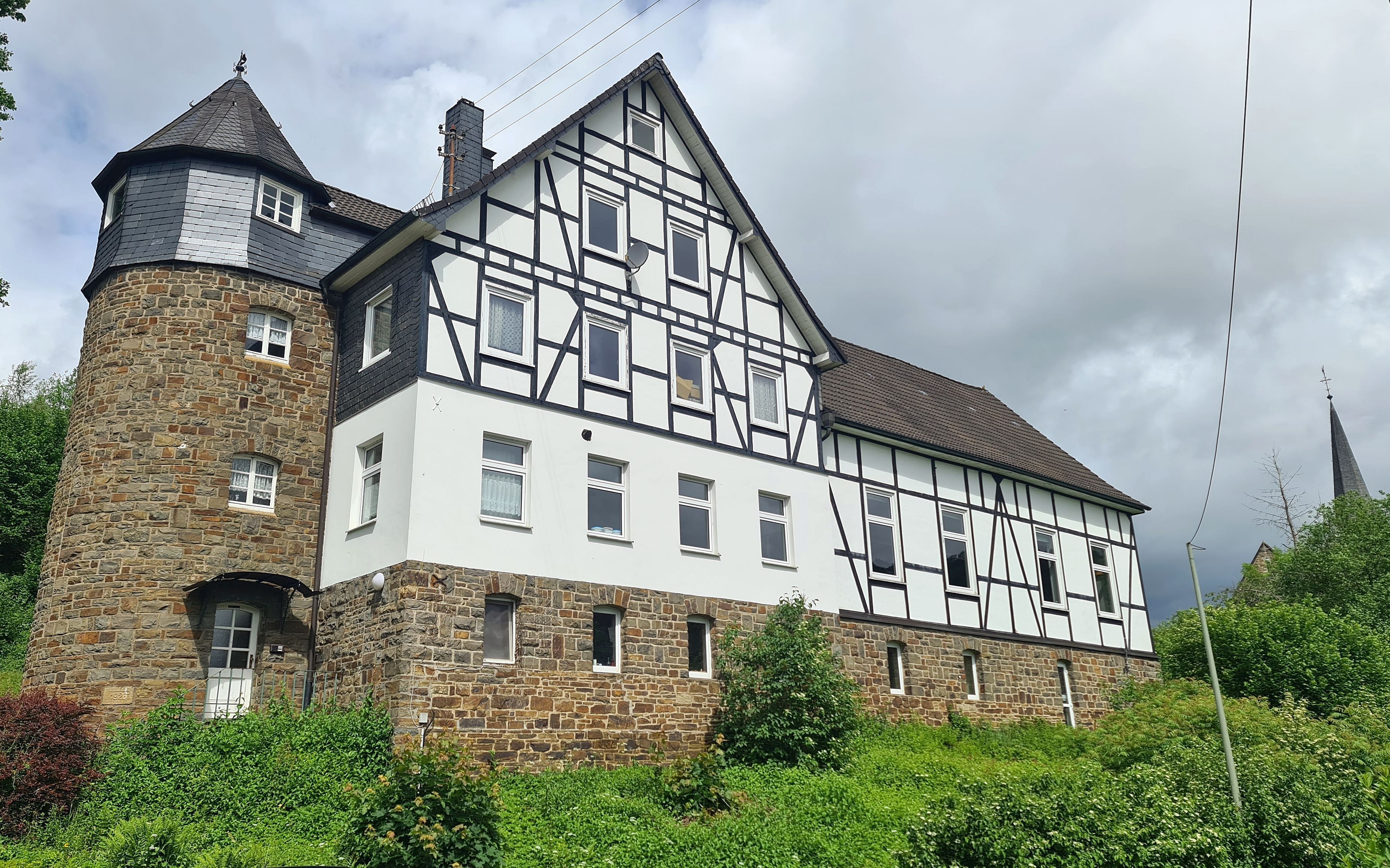 Das Gesellenhaus in der Morsbacher Ortschaft Holpe ist auch heute noch Mittelpunkt des kulturellen und geselligen Lebens dort. Vor bald 100 Jahren wurde der Grundstein für den Bau gelegt.