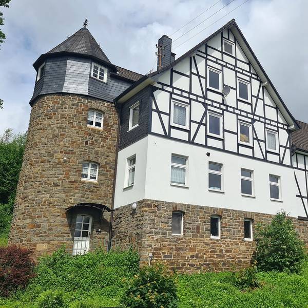 Das Gesellenhaus in der Morsbacher Ortschaft Holpe ist auch heute noch Mittelpunkt des kulturellen und geselligen Lebens dort. Vor bald 100 Jahren wurde der Grundstein für den Bau gelegt.
