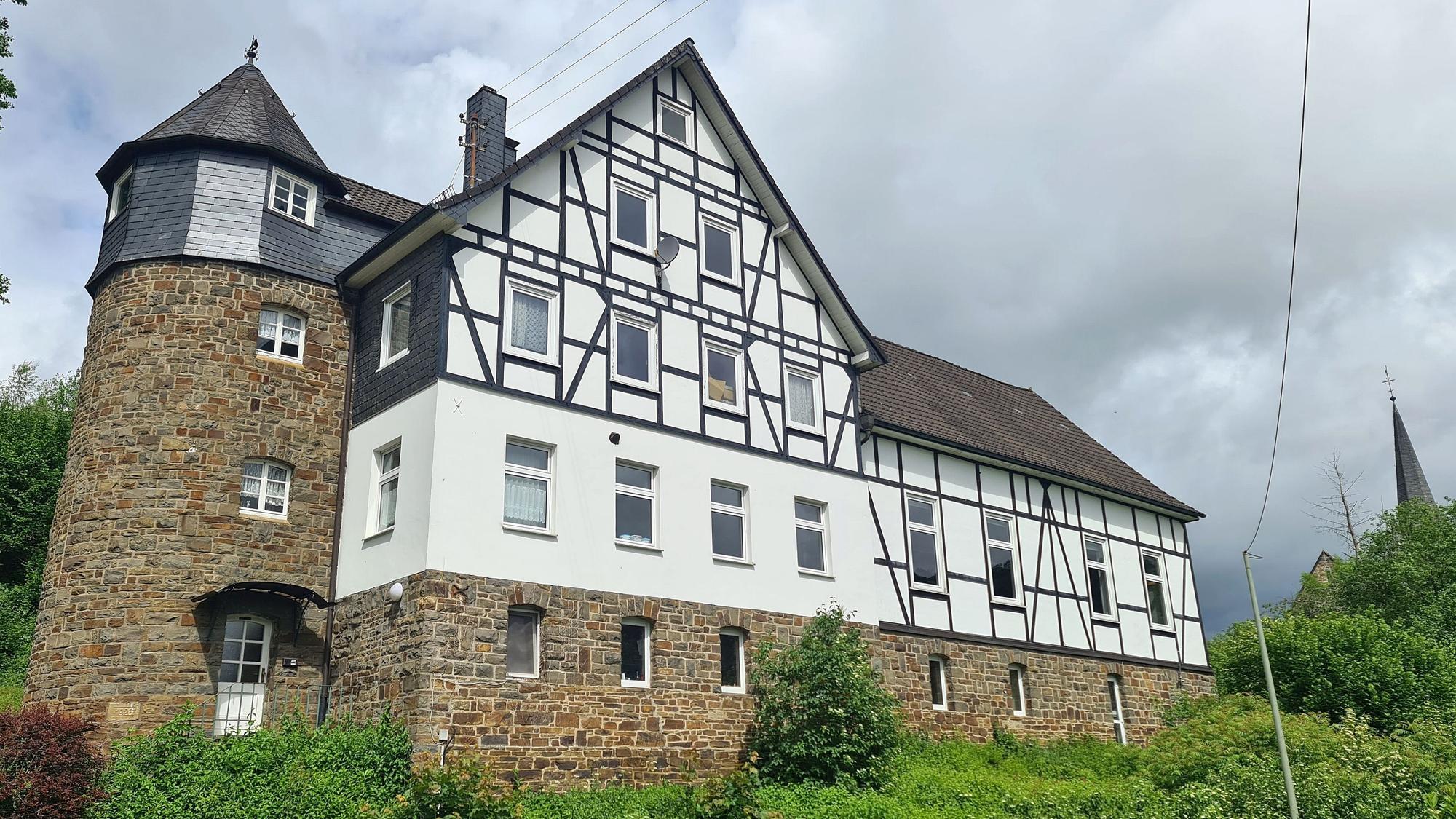 Das Gesellenhaus in der Morsbacher Ortschaft Holpe ist auch heute noch Mittelpunkt des kulturellen und geselligen Lebens dort. Vor bald 100 Jahren wurde der Grundstein für den Bau gelegt.
