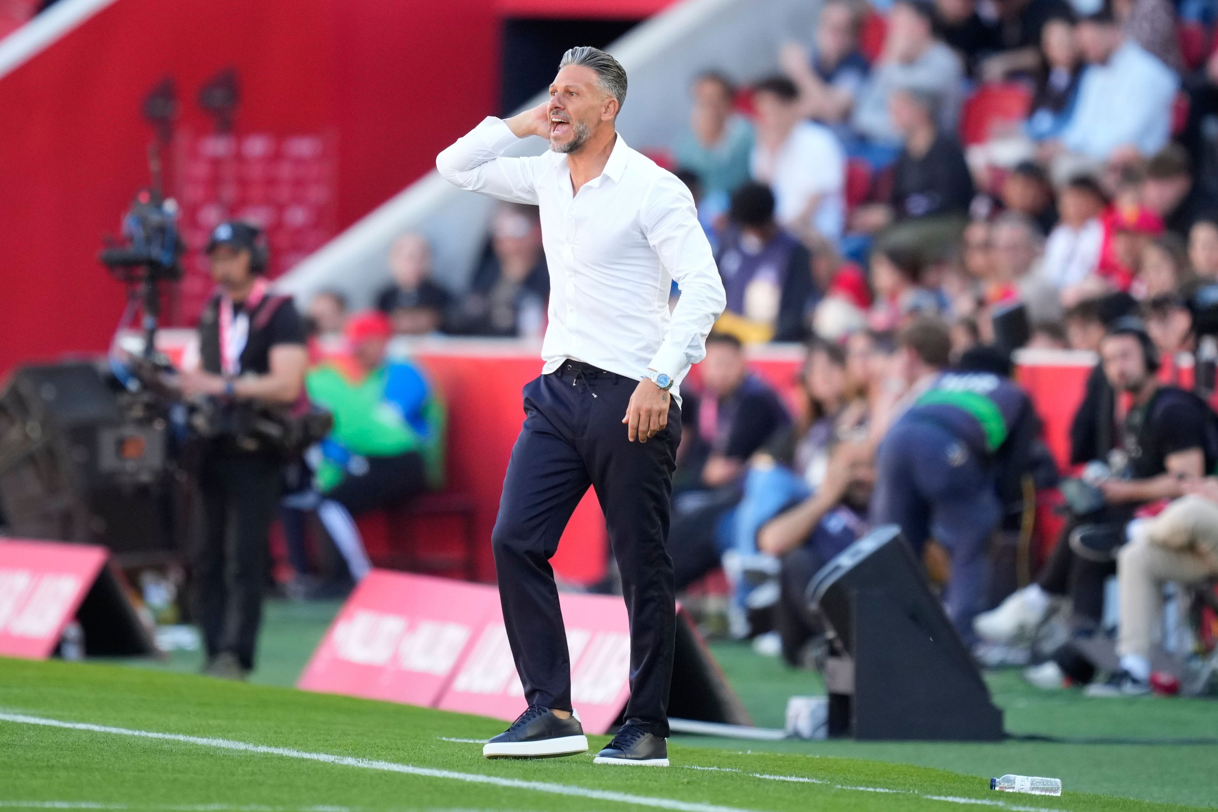 Martín Demichelis als Trainer am Spielfeldrand